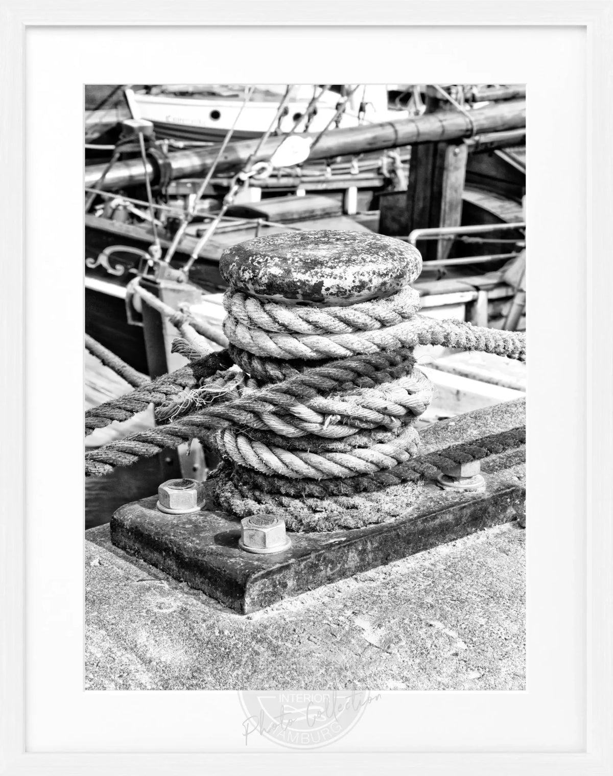 Schwarz-weiß Poster des Hamburger Hafens mit Poller, im Rahmen, von Cosman-Photocollection, 25x31 cm