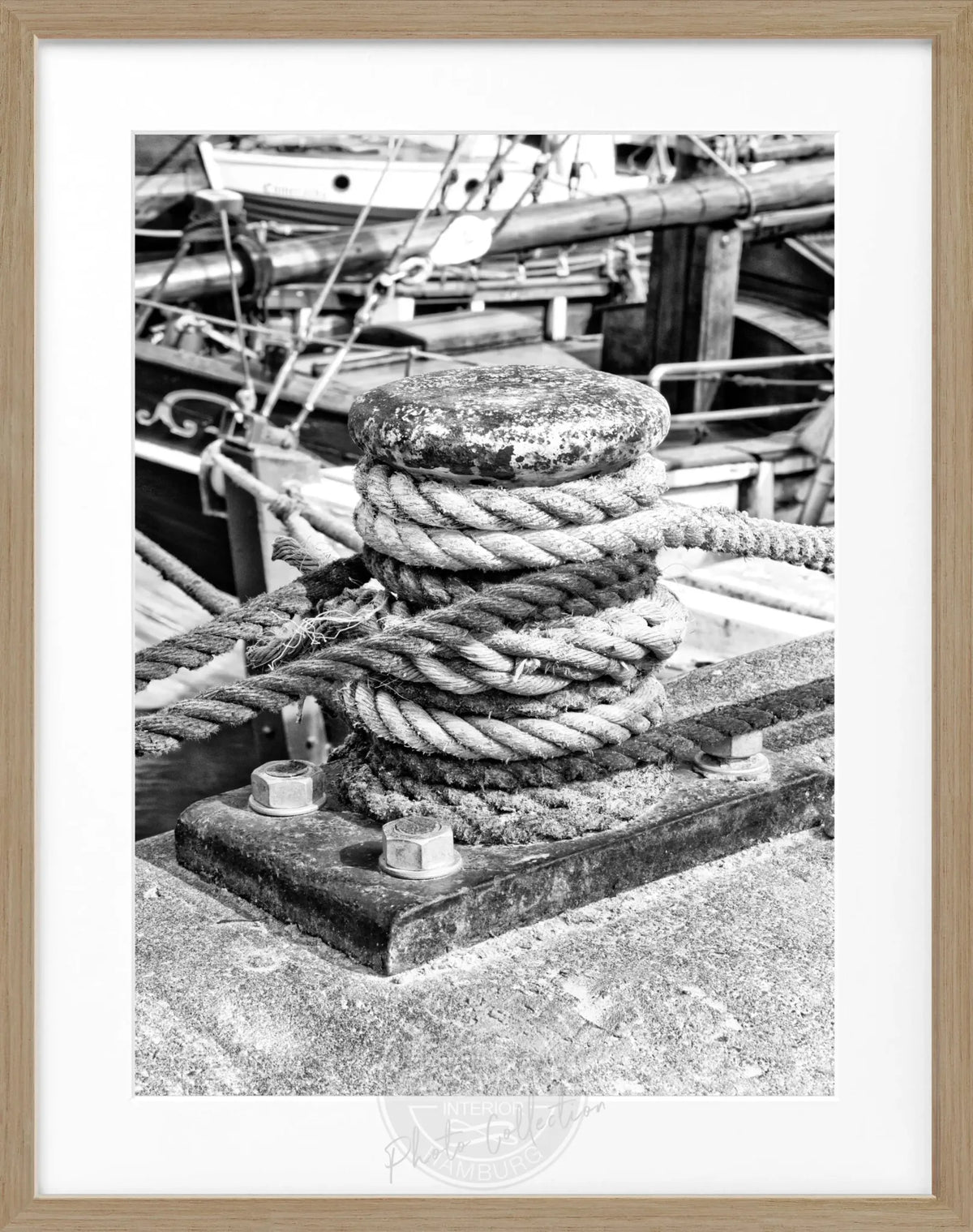 Schwarz-weiß Poster mit Rahmen von Hamburg Hafen Poller, 25x31cm, von Cosman-Photocollection, maritime Hafenansicht.