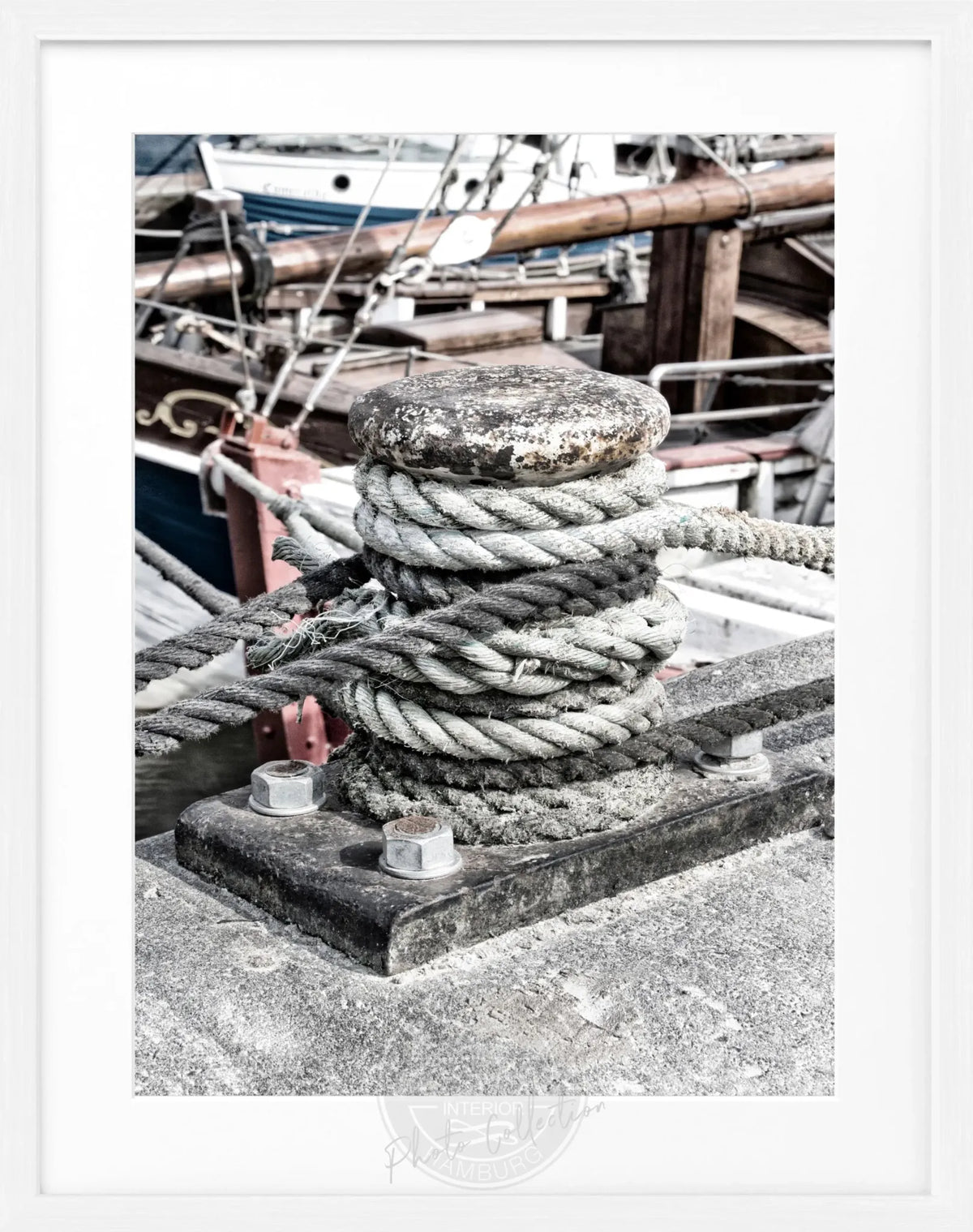 Schwarz-weiß Poster mit Rahmen, Hamburg Hafen Poller Motiv, 25x31 cm, von Cosman-Photocollection