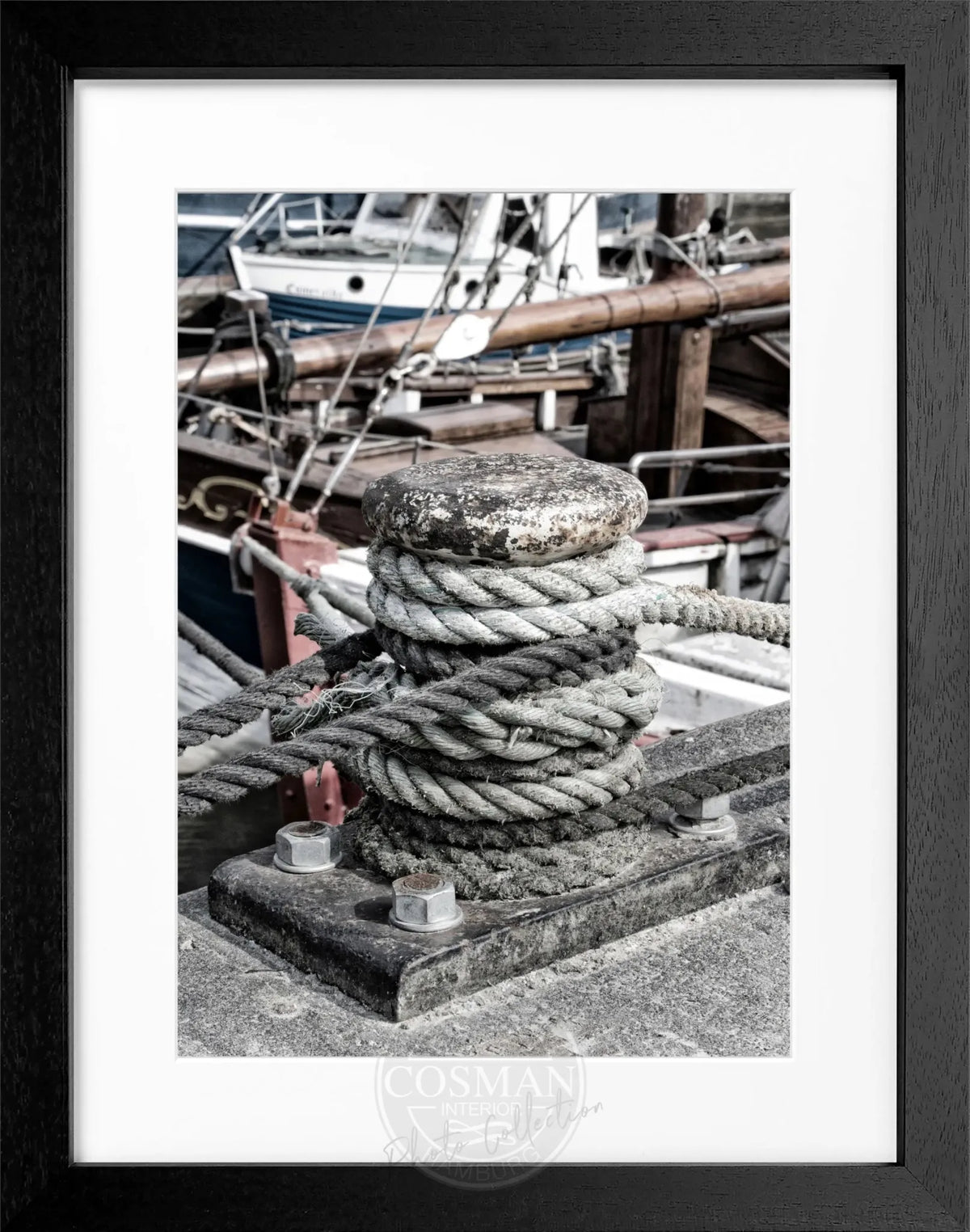 Schwarz-weiß Poster mit Rahmen von Hamburg Hafen mit Poller, 25x31 cm, von Cosman-Photocollection, maritime Hafenansicht