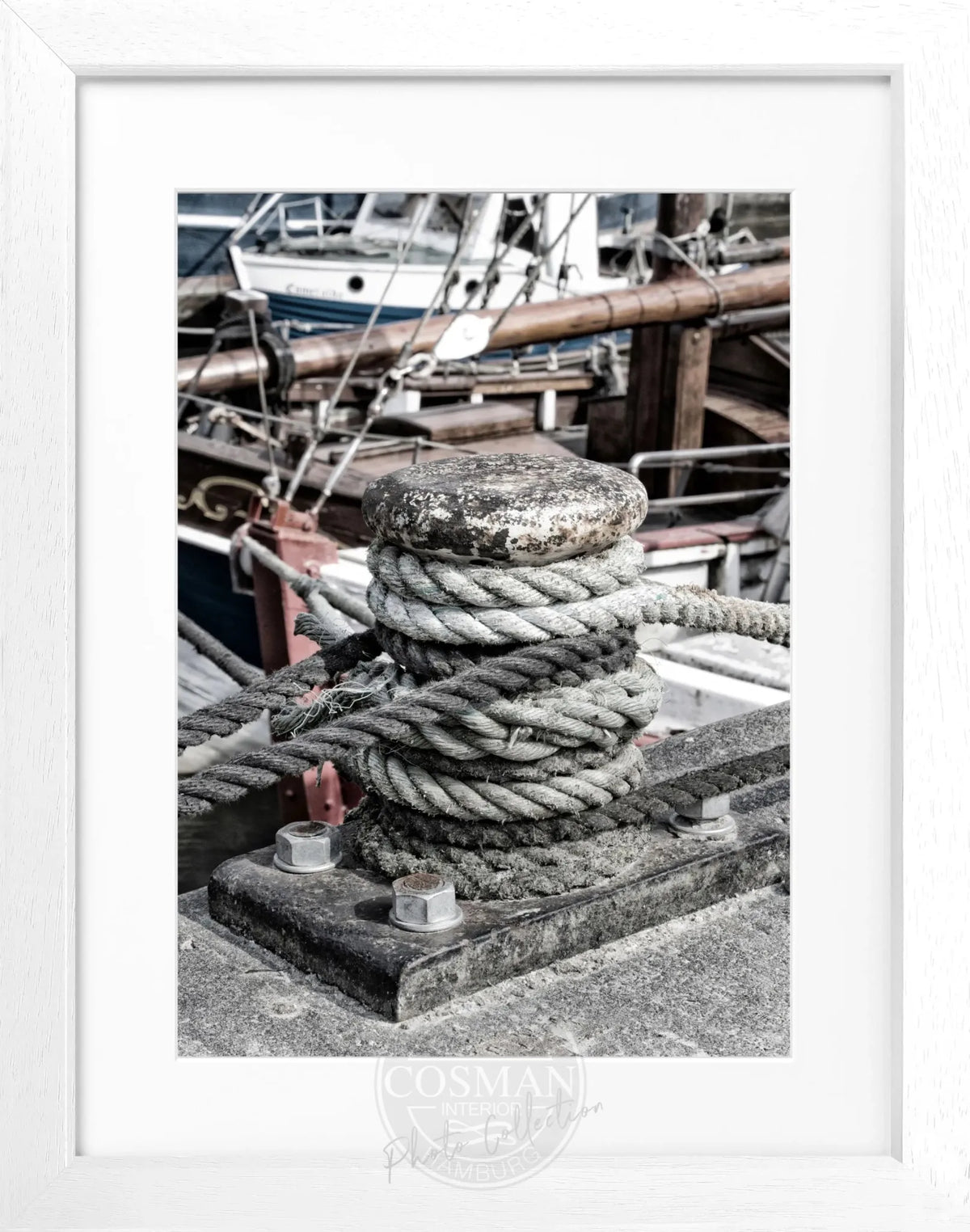 Schwarz-weiß Poster des Hamburger Hafens mit Pollern, gerahmt, von Cosman-Photocollection, 25x31 cm.