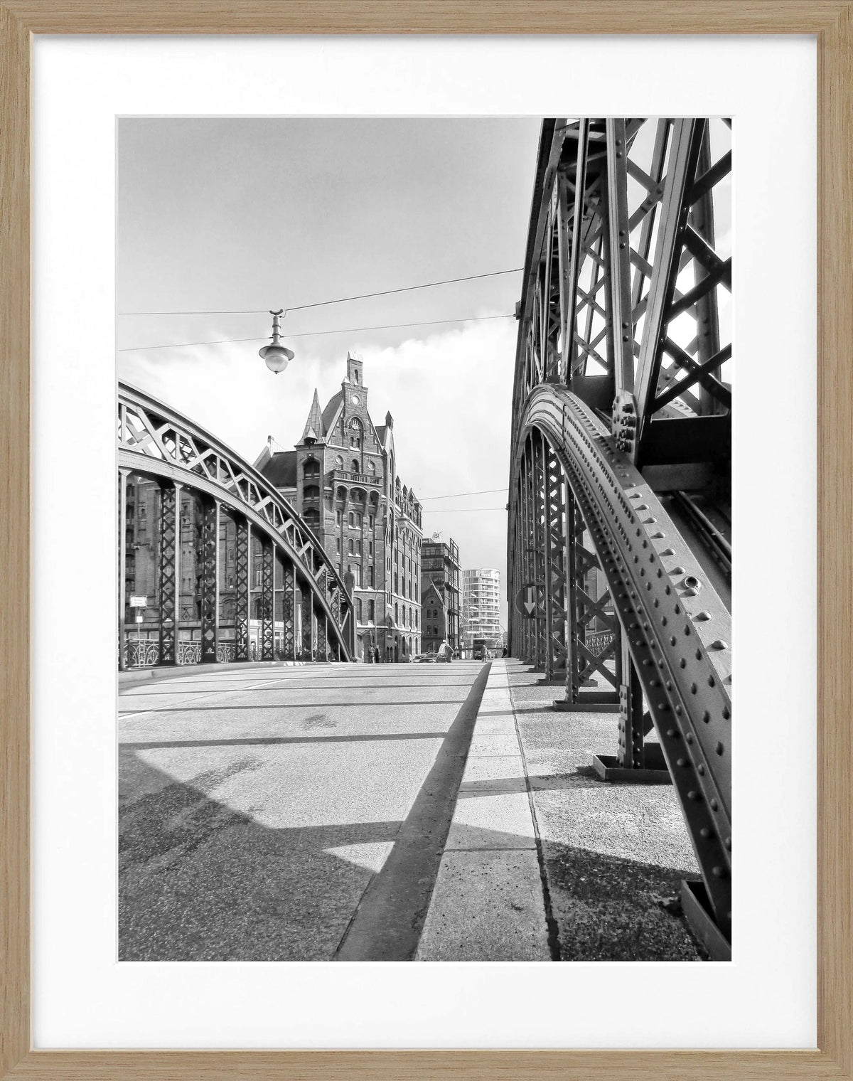 HH29 Hamburg Speicherstadt als gerahmte Fotografie in Schwarz-Weiß