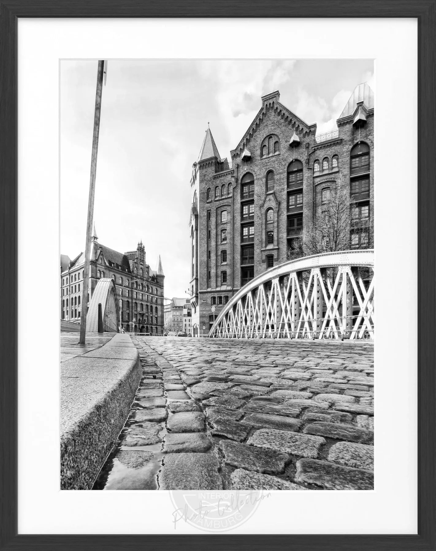 Schwarz-weiß Poster der Hamburger Speicherstadt mit Rahmen von Cosman-Photocollection, 25x31 cm, stilvolle Wanddekoration