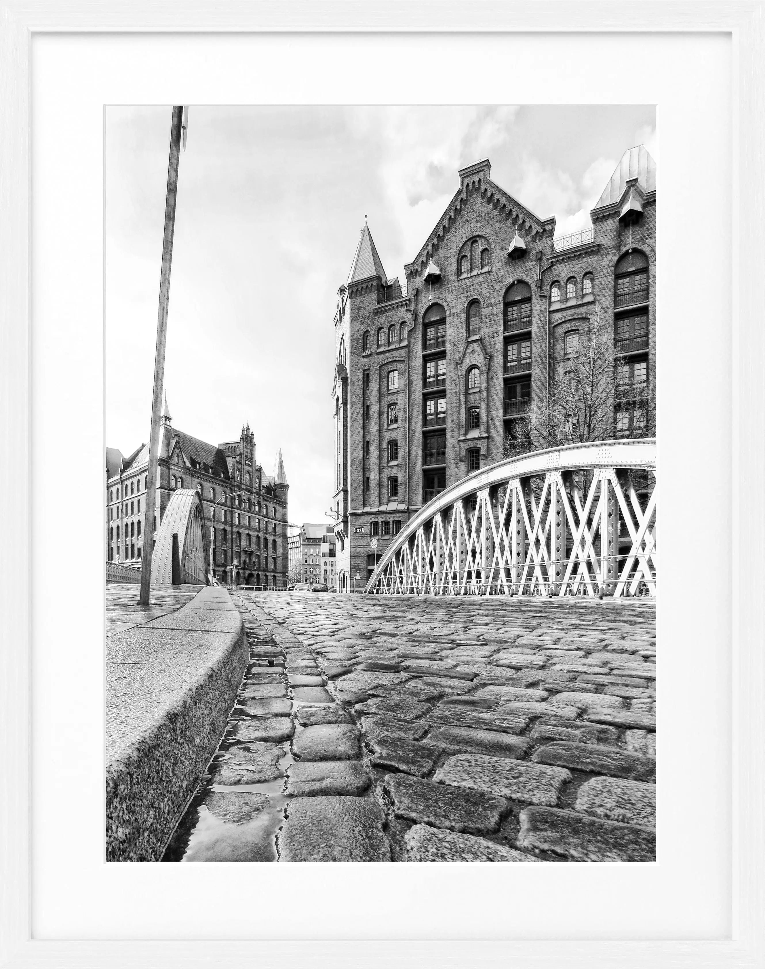 Schwarz-weiß Poster der Hamburger Speicherstadt im Rahmen, von Cosman-Photocollection, ca. 25x31 cm.