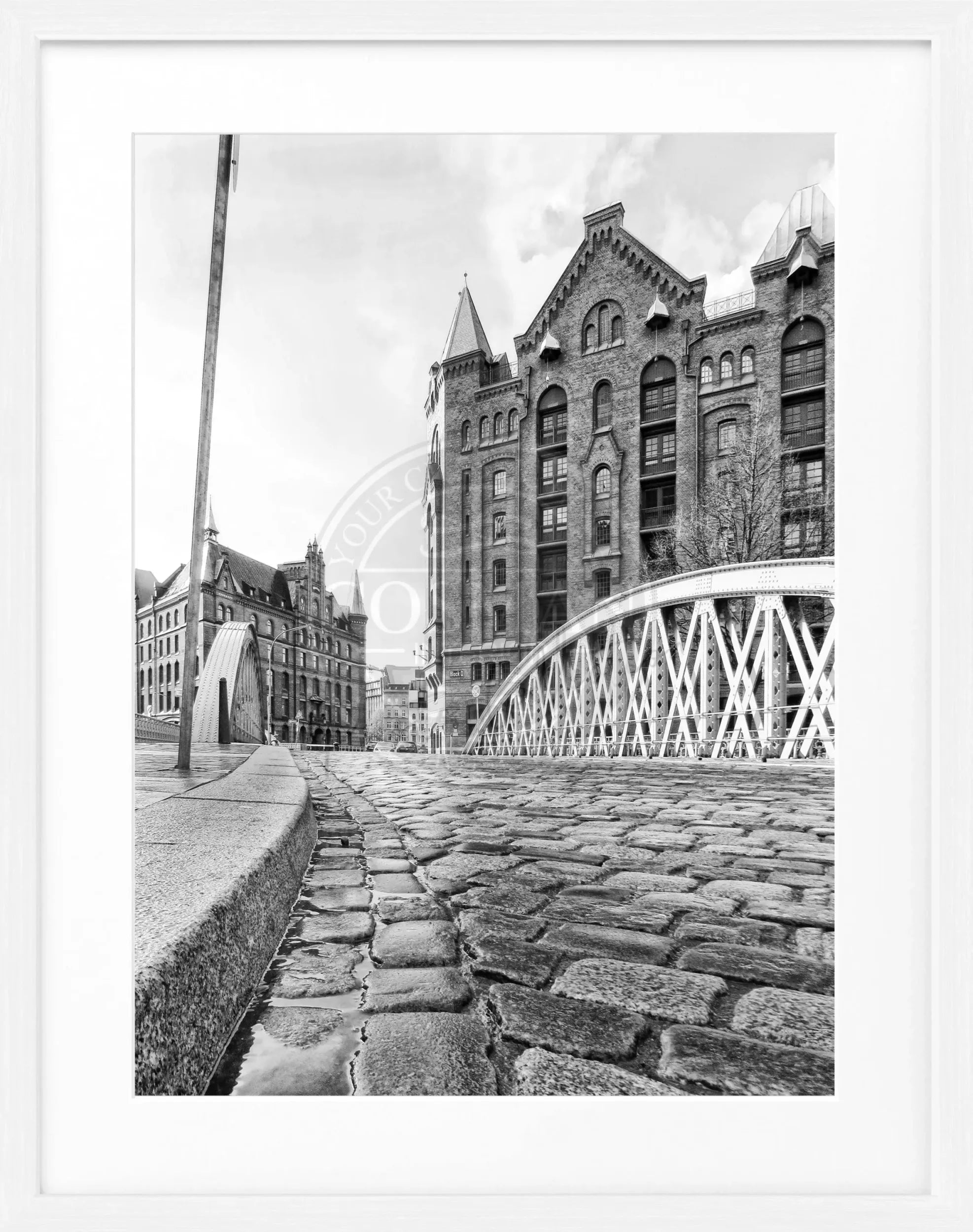 Schwarzweiß-Poster der Hamburger Speicherstadt mit Rahmen von Cosman-Photocollection, Motiv in 25x31cm.