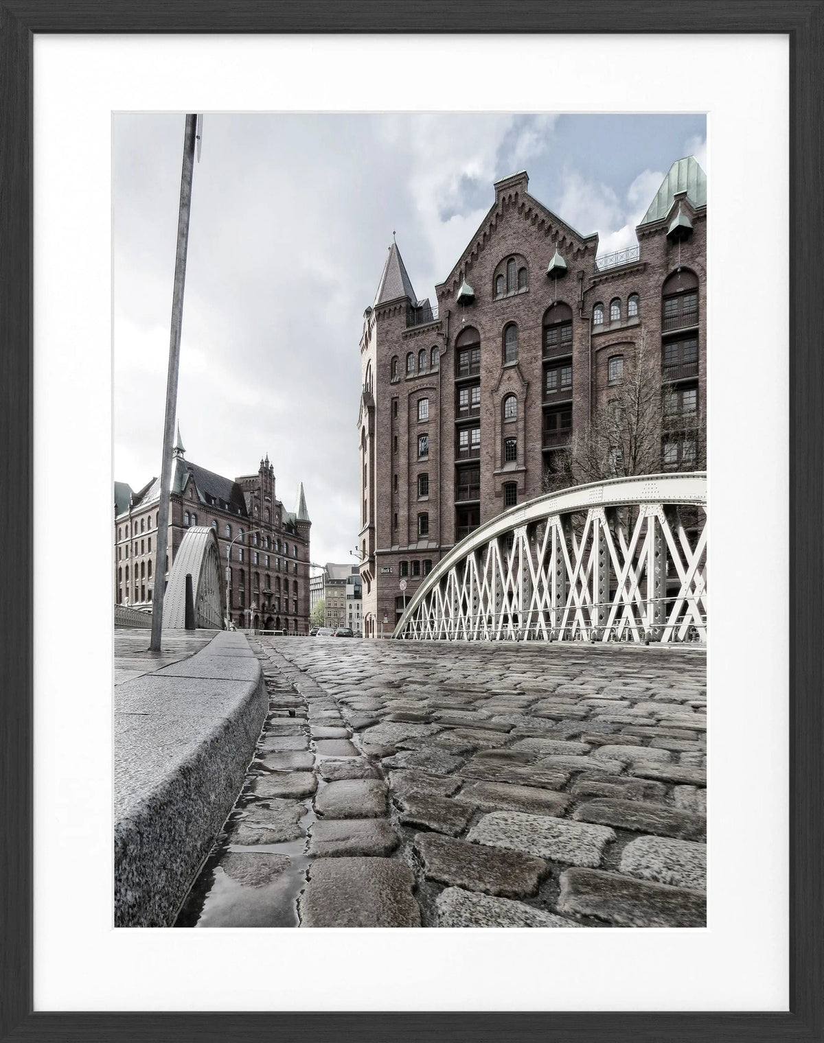 Schwarz-weiß Poster mit Rahmen von Cosman-Photocollection, Hamburg Speicherstadt, Motiv 25x31 cm, dekoratives Wandbild