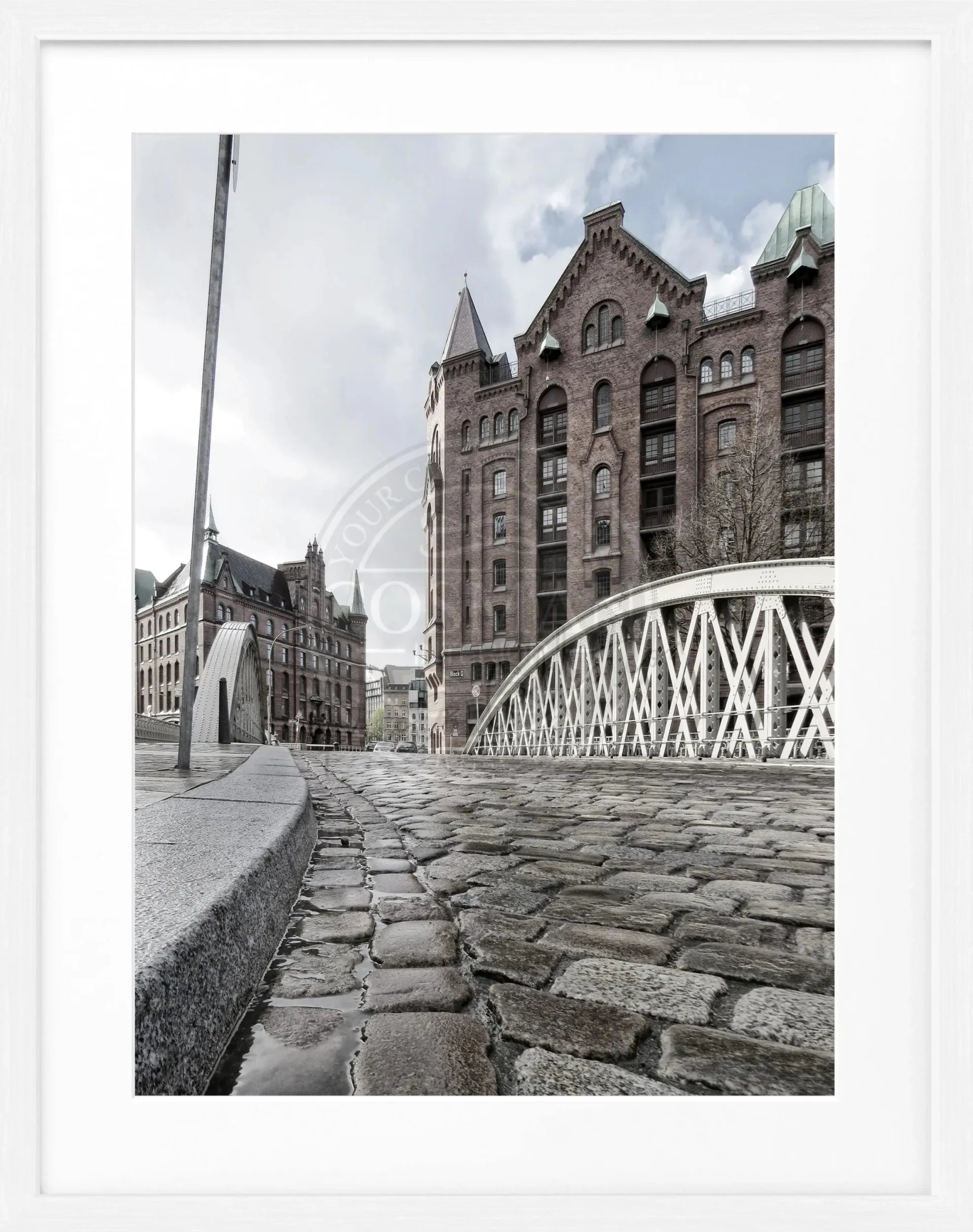 Schwarz-weiß Poster mit Holzrahmen, Hamburg Speicherstadt Motiv, von Cosman-Photocollection, 25x31 cm