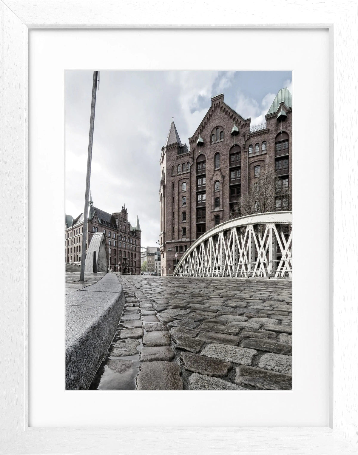 Schwarz-weiß Poster mit Rahmen, Hamburg Speicherstadt, von Cosman-Photocollection, 25x31 cm, urbanes Hamburg-Motiv