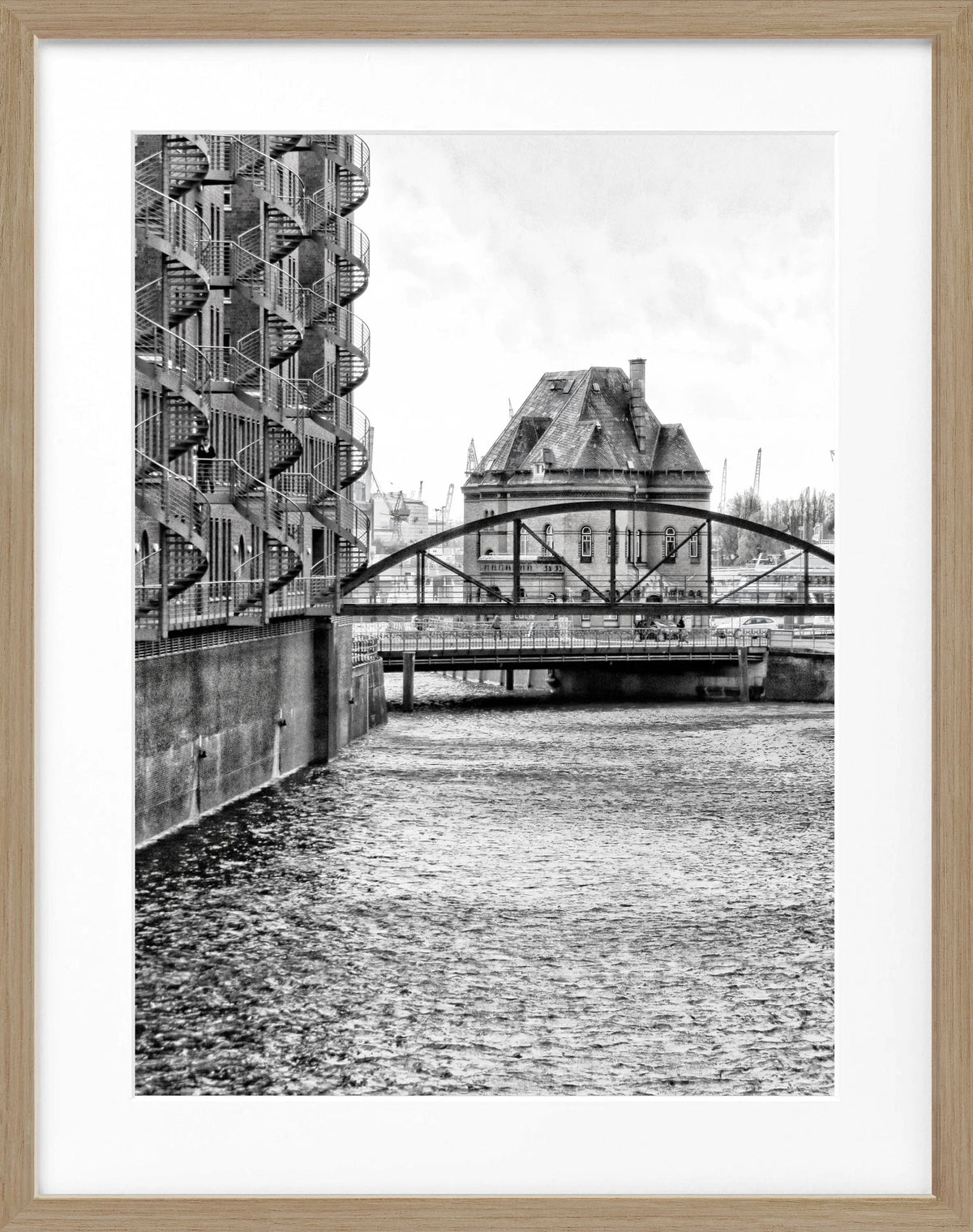 Schwarz-weiß Poster mit Rahmen, Hamburg Speicherstadt Motiv, von Cosman-Photocollection, 25x31 cm, Wanddekoration