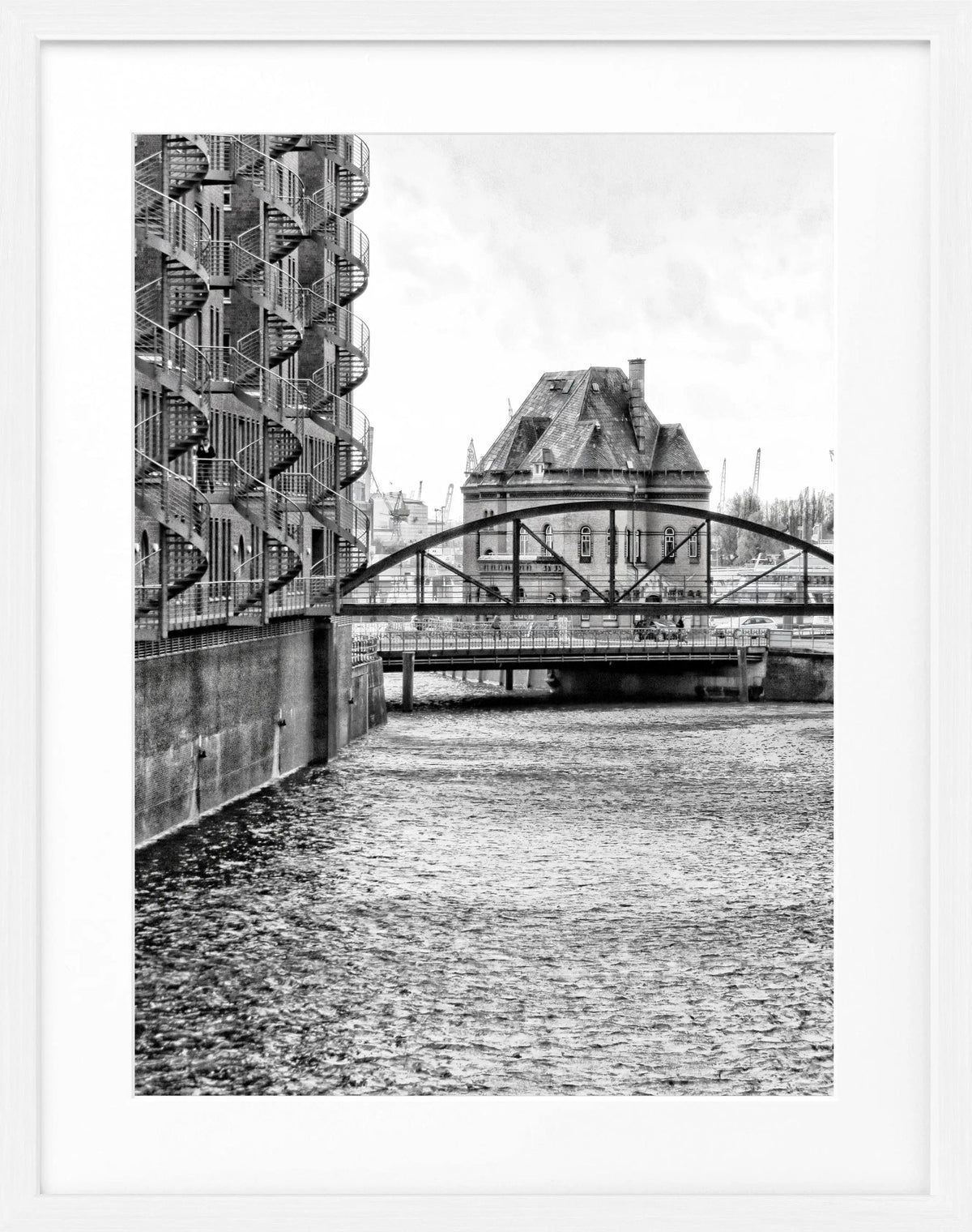 Schwarz-weiß Poster mit Rahmen von Hamburg Speicherstadt, 25x31cm, von Cosman-Photocollection, detailreiche Stadtansicht.