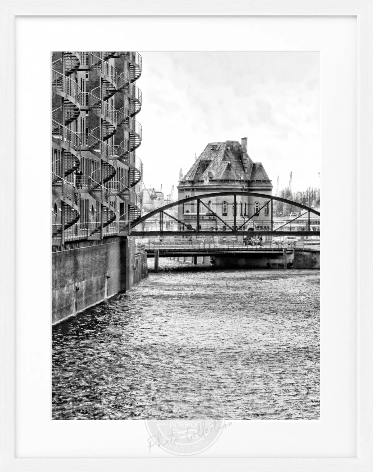 Schwarz-weiß Poster mit Rahmen von Hamburg Speicherstadt, 25x31cm, von Cosman-Photocollection, detailreiche Stadtansicht.
