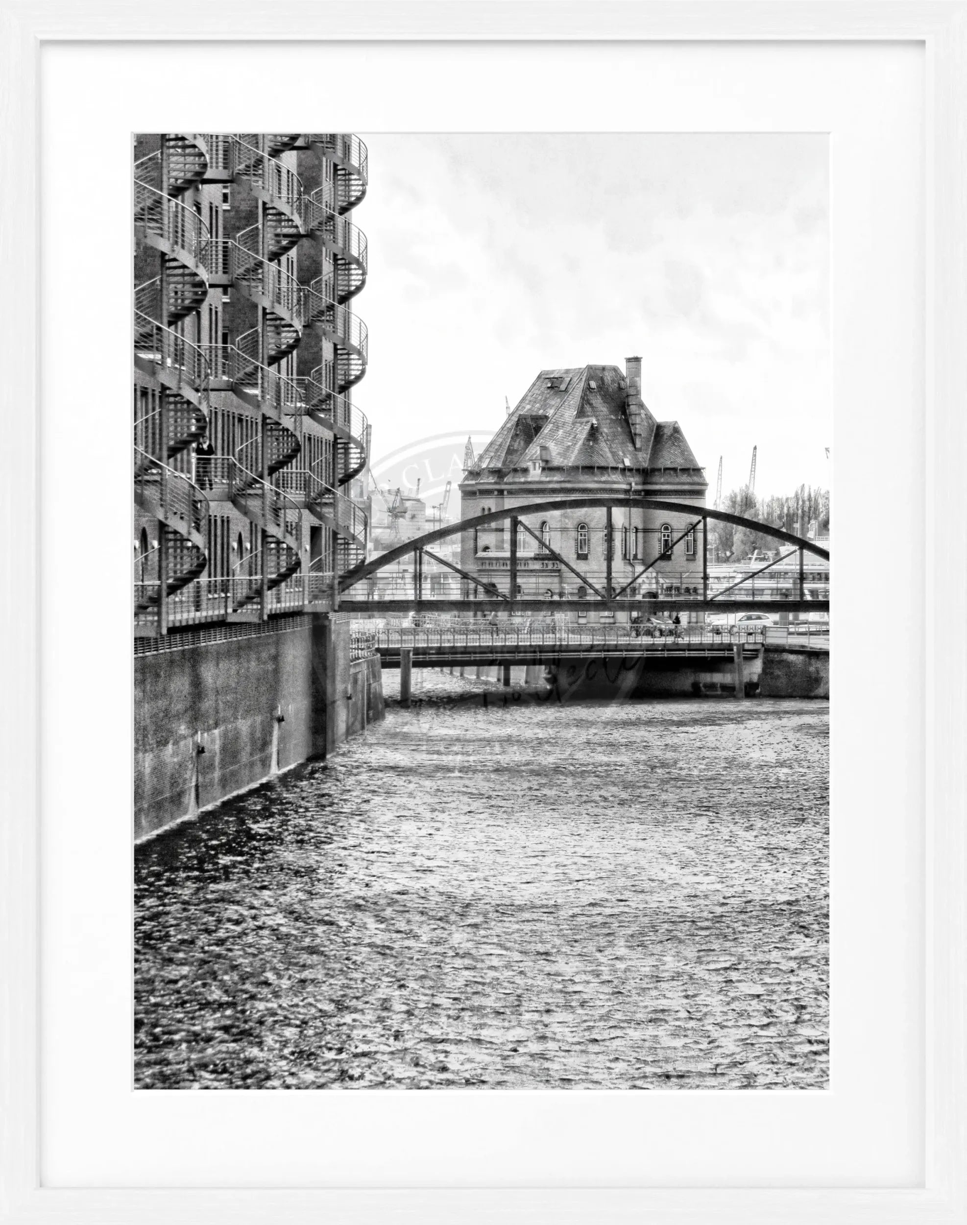 Schwarz-weiß Poster mit Rahmen von Hamburg Speicherstadt, 25x31cm, von Cosman-Photocollection, detailreiche Stadtansicht.