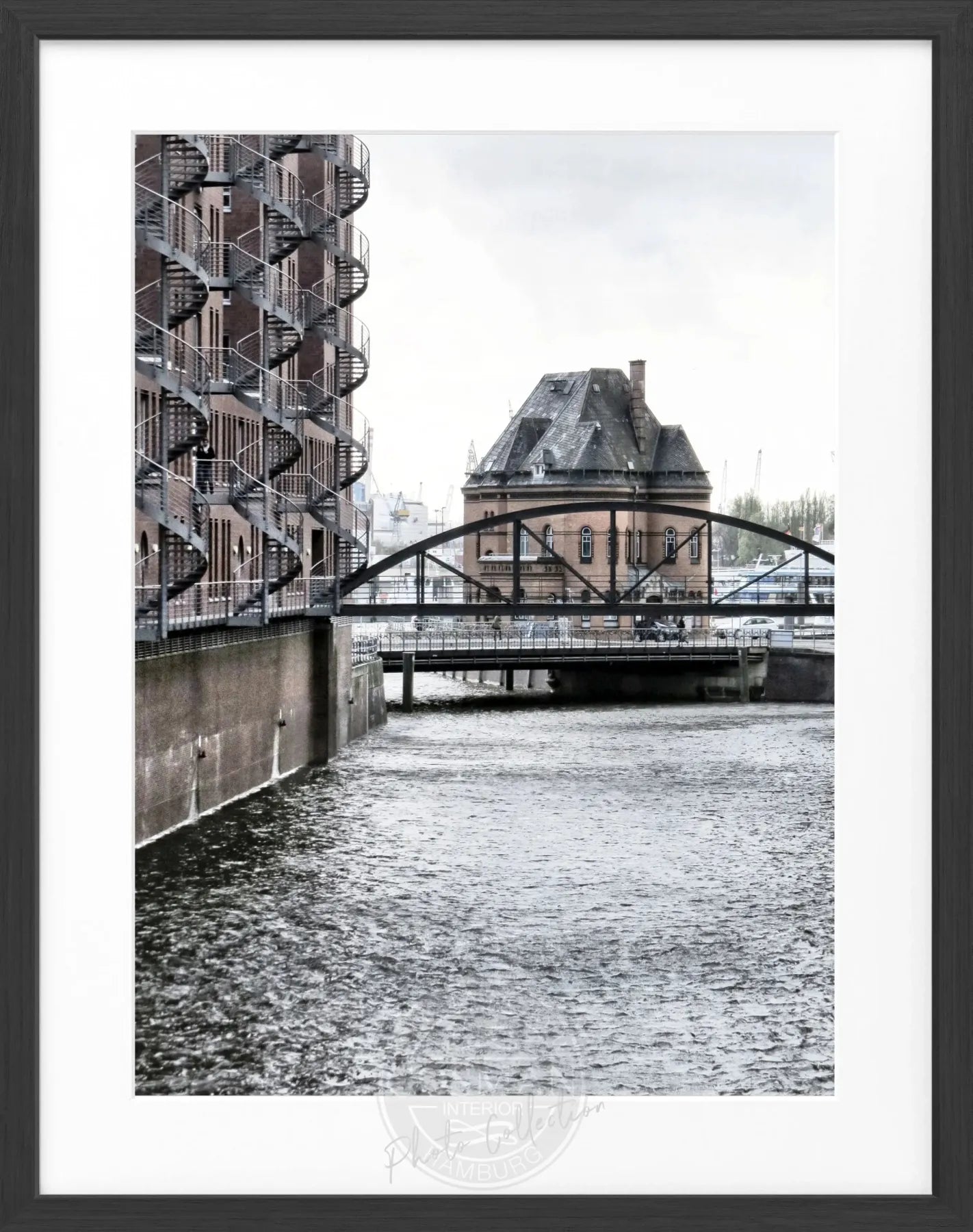 Schwarz-weiß Poster mit Rahmen von Hamburg Speicherstadt, von Cosman-Photocollection, Maße 25x31 cm, Wanddekoration