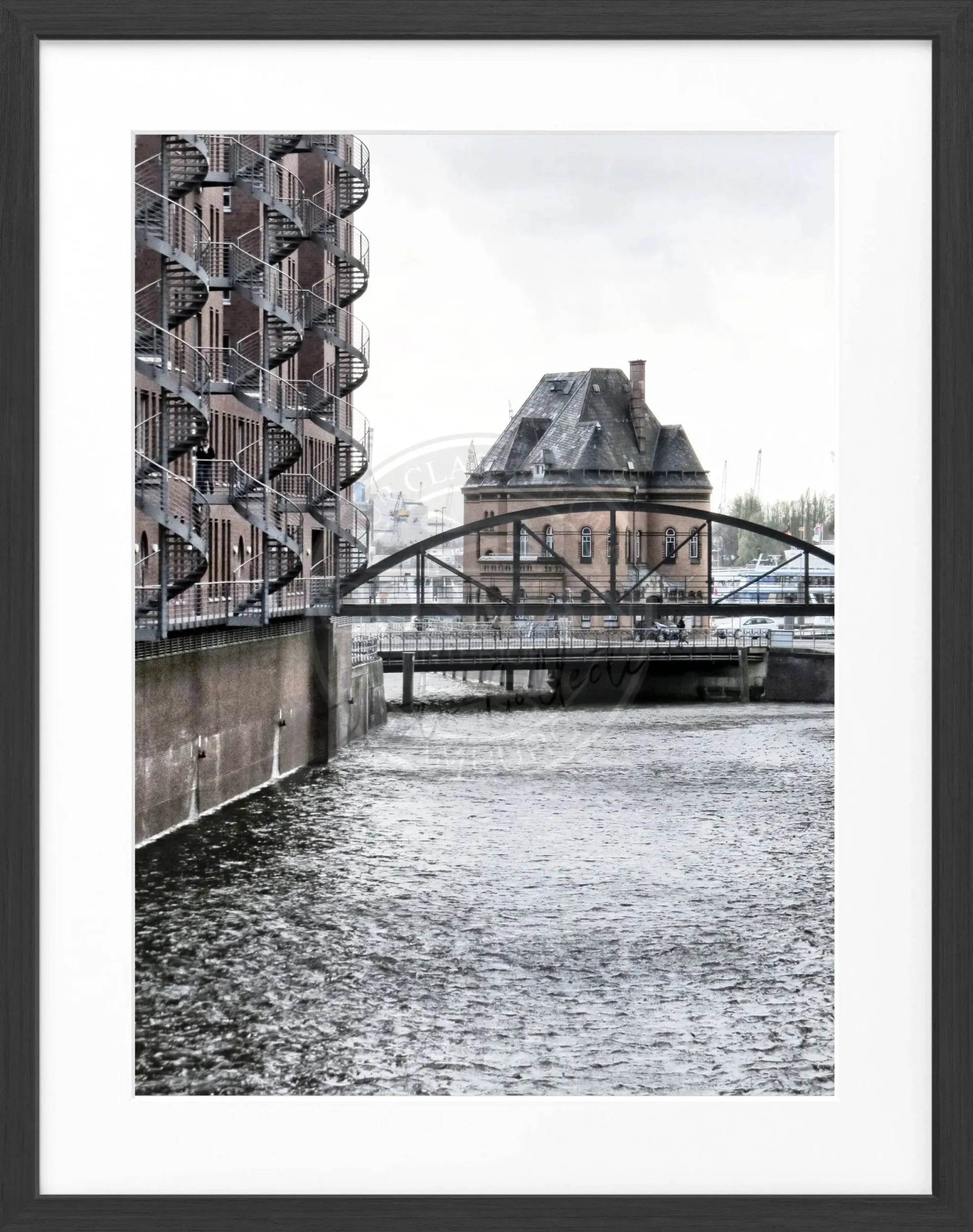 Schwarz-weiß Poster mit Rahmen von Hamburg Speicherstadt, von Cosman-Photocollection, Maße 25x31 cm, Wanddekoration