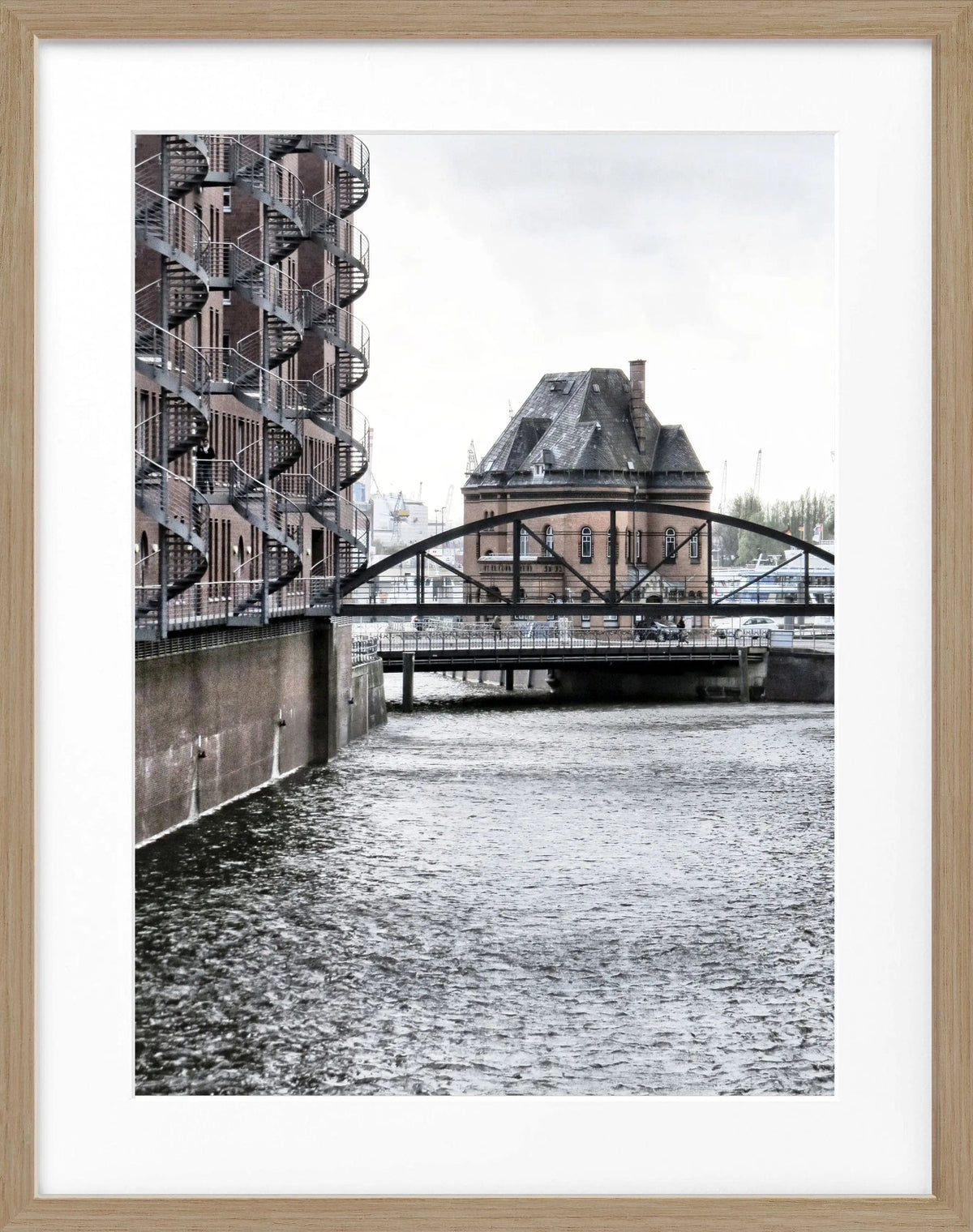 Schwarz-weiß Poster mit Rahmen von Hamburg Speicherstadt, 25x31cm, von Cosman-Photocollection, Stadtbild in schwarz-weiß.