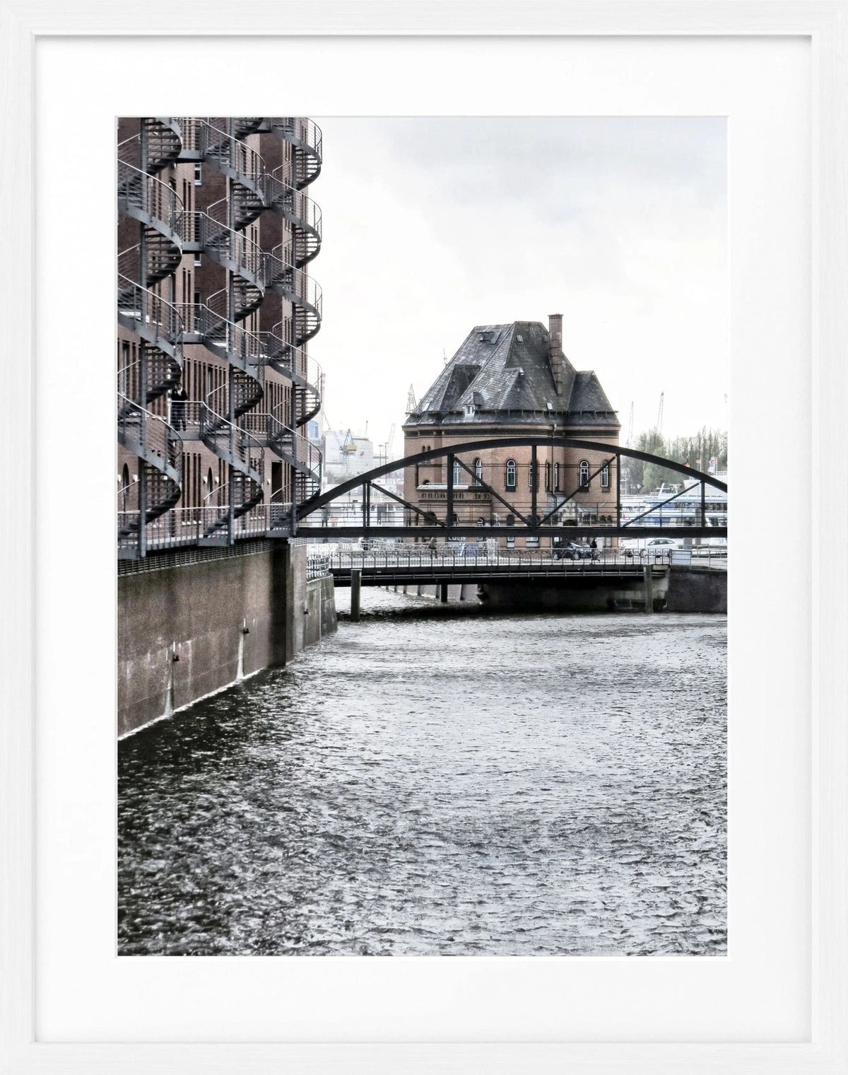 Schwarz-weiß Poster der Hamburger Speicherstadt mit Rahmen, von Cosman-Photocollection, Maße 25x31 cm.