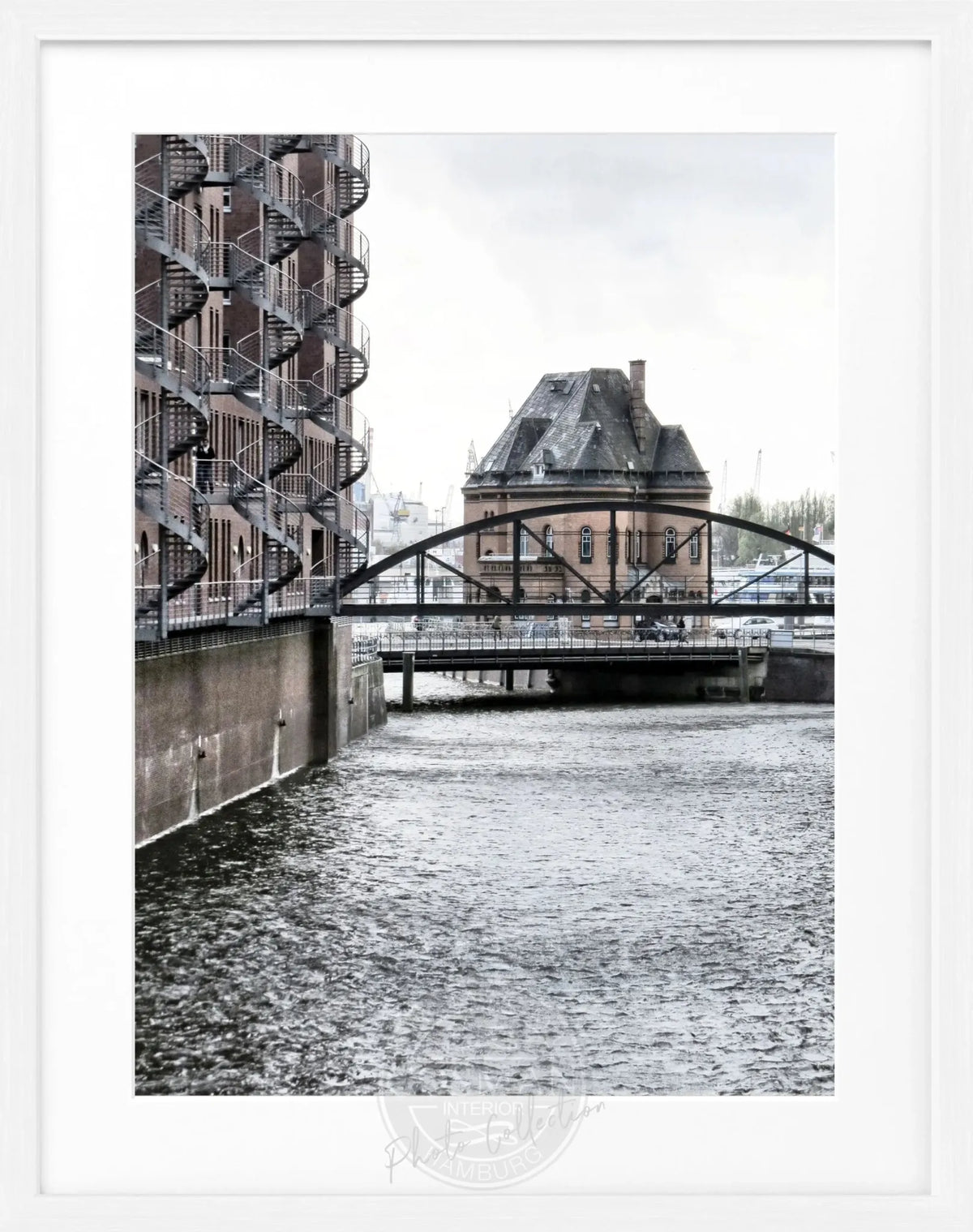 Schwarz-weiß Poster der Hamburger Speicherstadt mit Rahmen, von Cosman-Photocollection, Maße 25x31 cm.