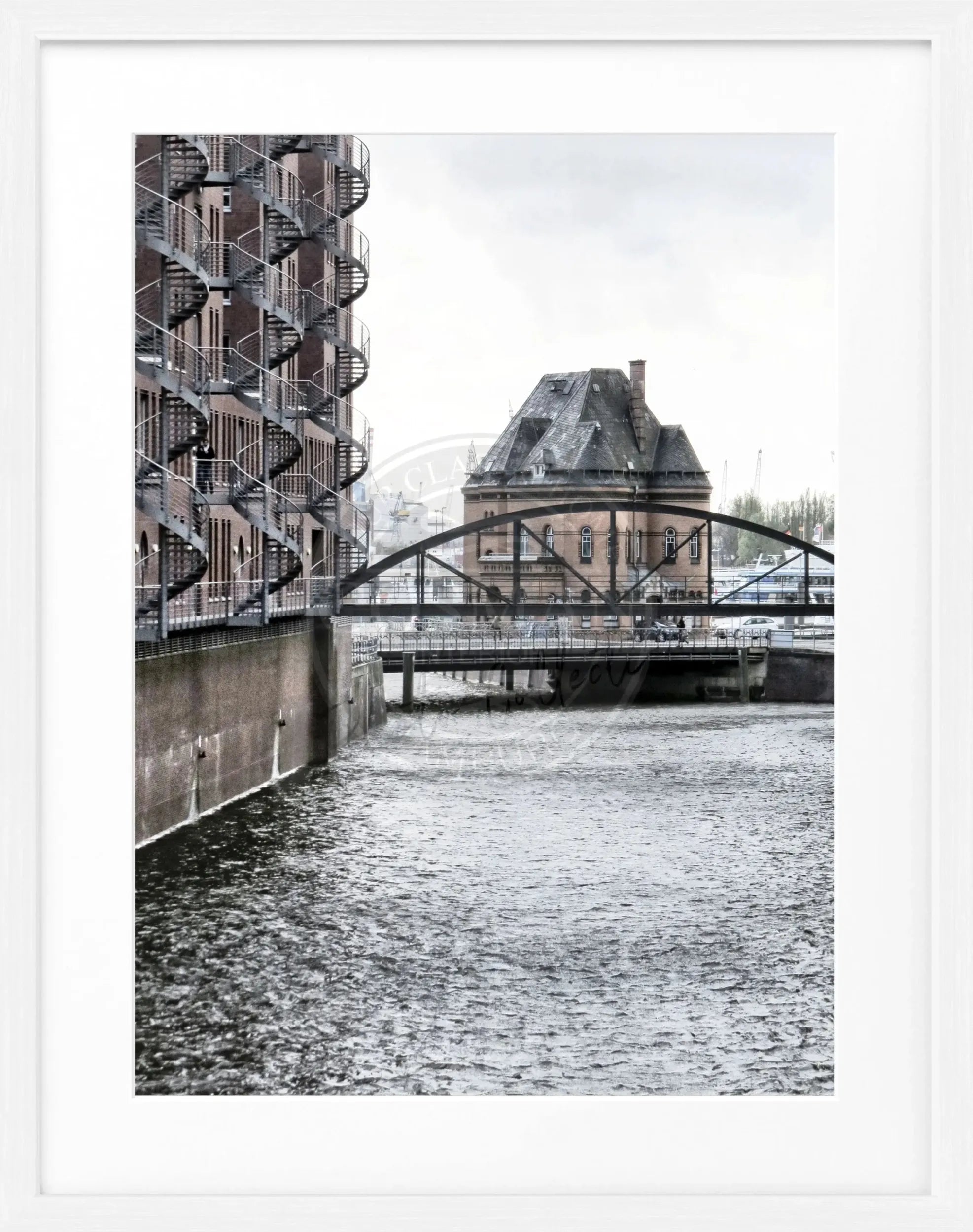 Schwarz-weiß Poster der Hamburger Speicherstadt mit Rahmen, von Cosman-Photocollection, Maße 25x31 cm.