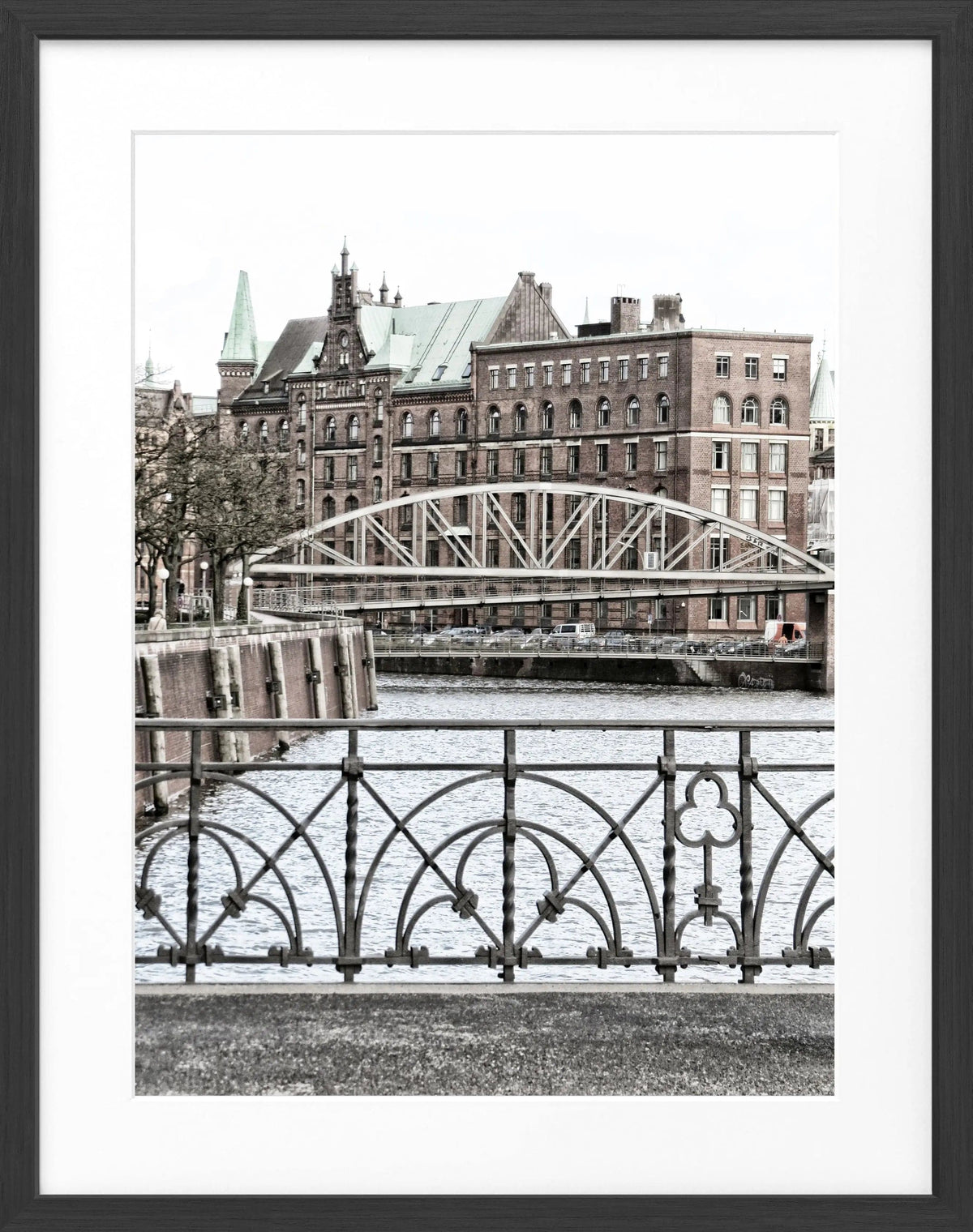 Schwarz-weiß Poster mit Rahmen von Cosman-Photocollection, Hamburg Speicherstadt, 25x31cm, Wanddekoration, Stadtansicht