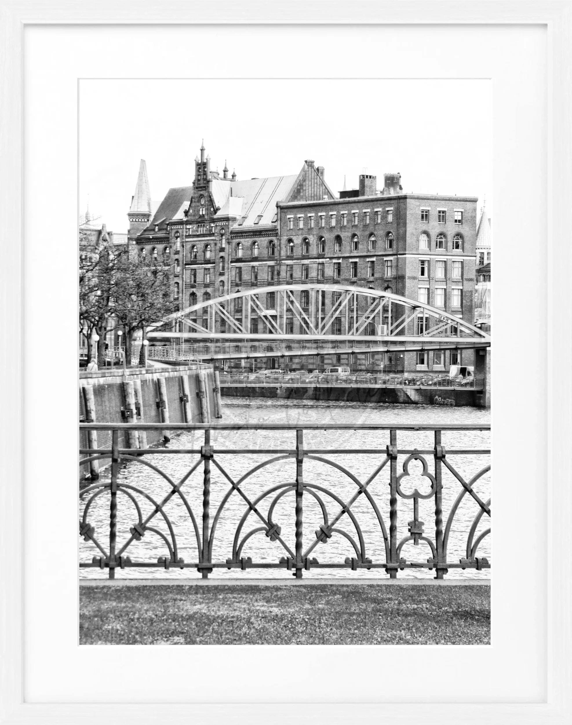 Schwarz-weiß Poster der Hamburger Speicherstadt im Rahmen, von Cosman-Photocollection, Maße 25x31 cm.