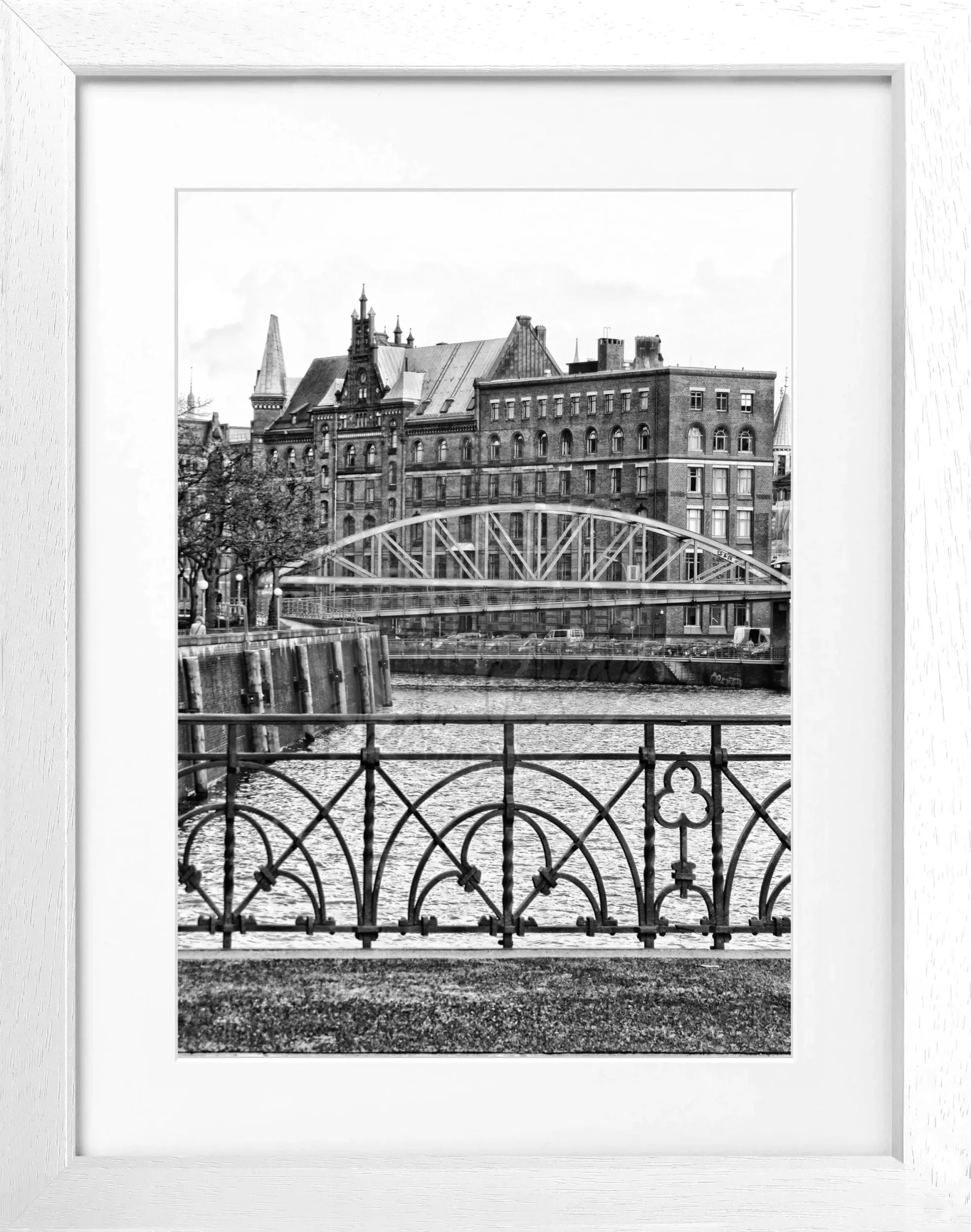 Schwarz-weiß Poster mit Rahmen, Hamburg Speicherstadt Motiv, von Cosman-Photocollection, 25x31cm, Wanddekoration