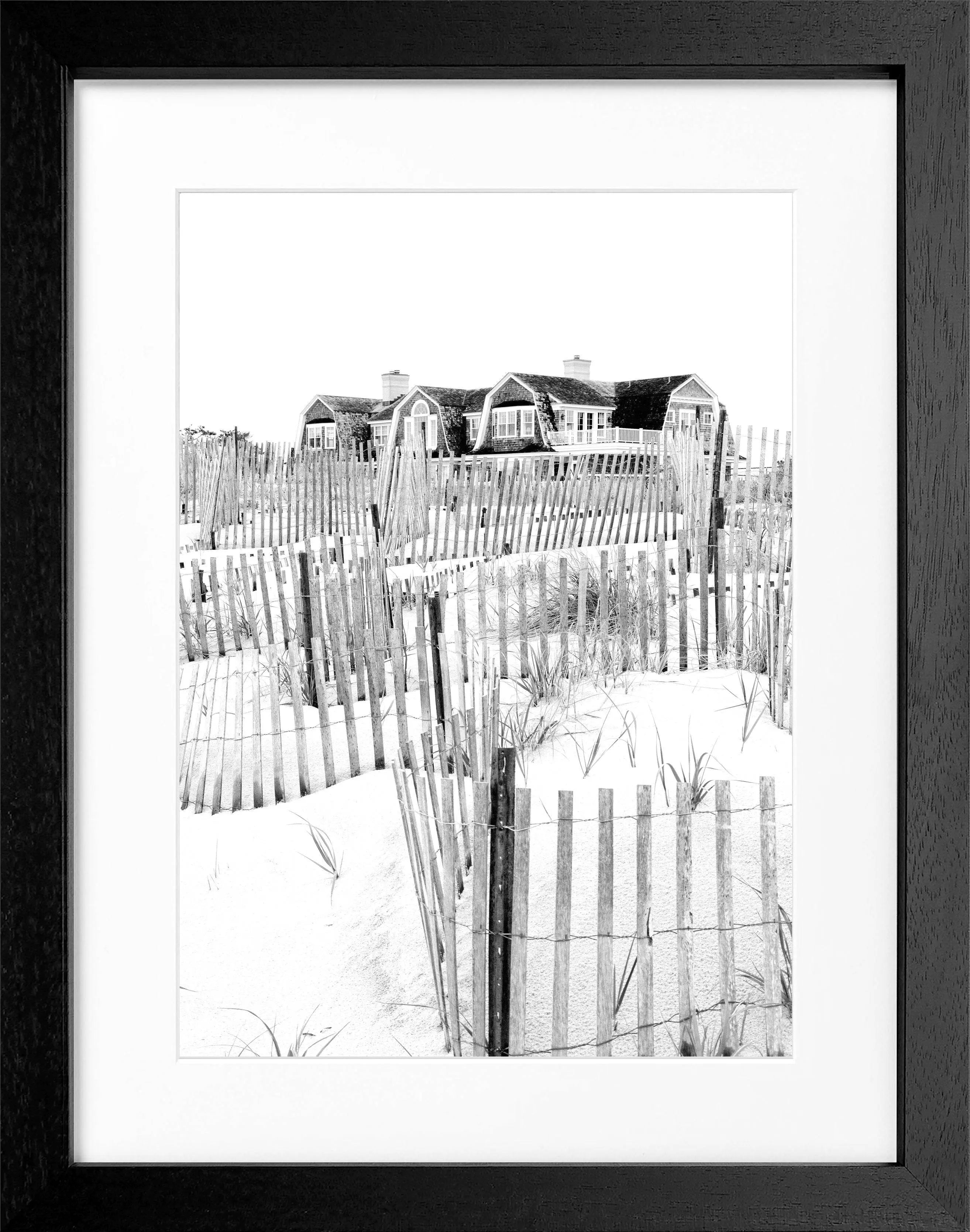 Schwarz-weiß Poster mit Rahmen, Hamptons Long Island ’Beach House’, von Cosman-Photocollection, 25x31cm.