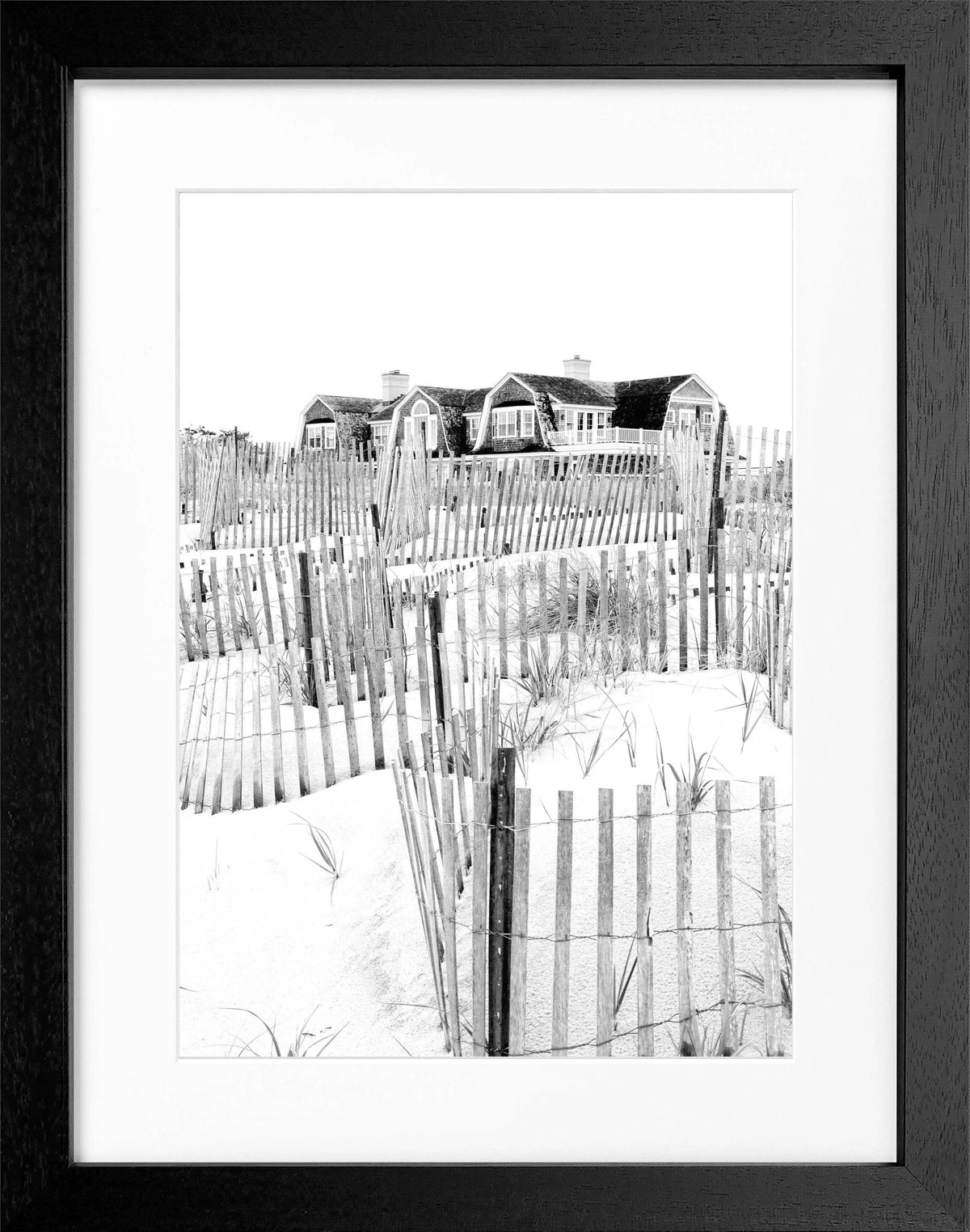 Schwarz-weiß Poster mit Rahmen, Hamptons Long Island ’Beach House’, von Cosman-Photocollection, 25x31cm.