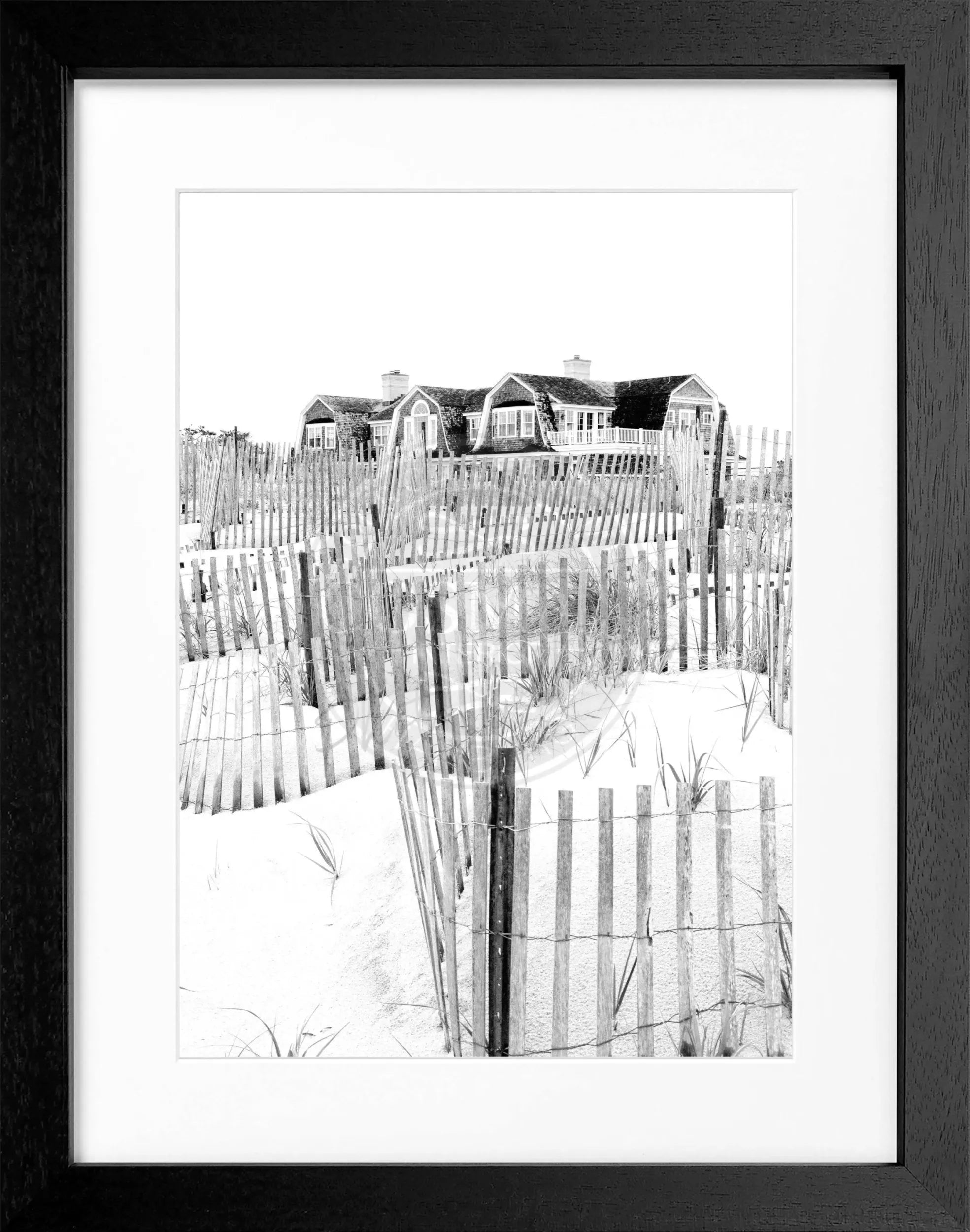 Schwarz-weiß Poster mit Rahmen, Hamptons Long Island ’Beach House’, von Cosman-Photocollection, 25x31cm.