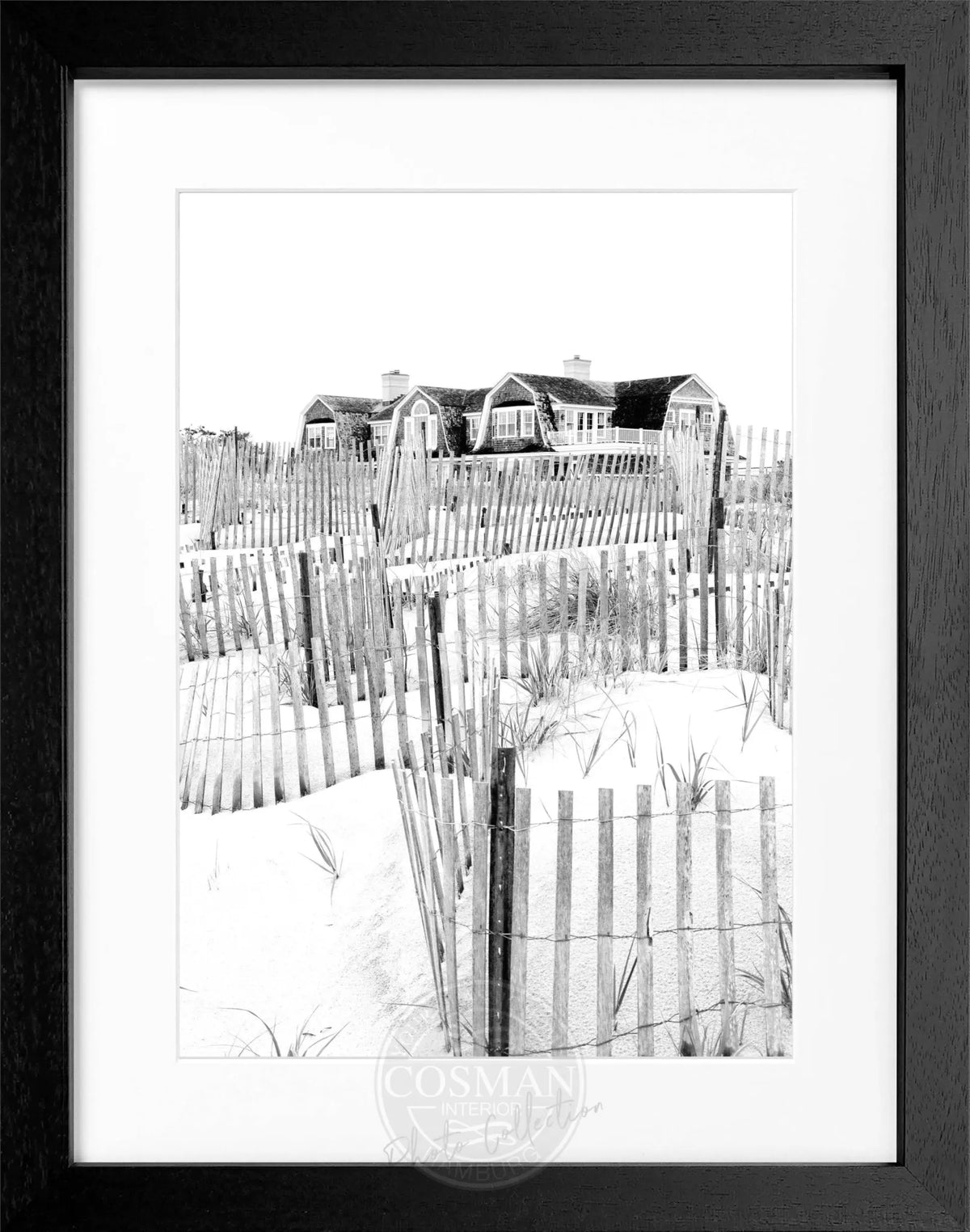 Schwarz-weiß Poster mit Rahmen, Hamptons Long Island ’Beach House’, von Cosman-Photocollection, 25x31cm.