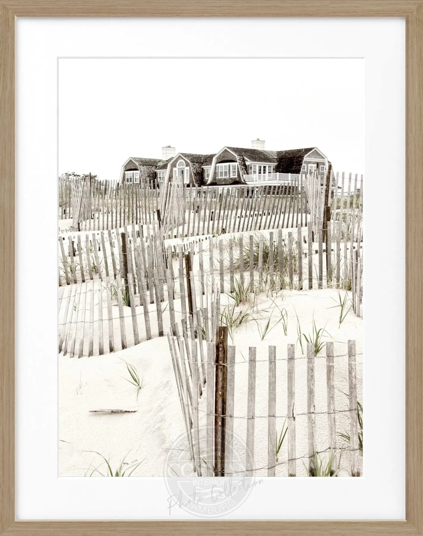 Schwarz-weiß Poster mit Rahmen von Cosman-Photocollection, Hamptons Long Island Beach House, 25x31 cm, Kunstfotografie.