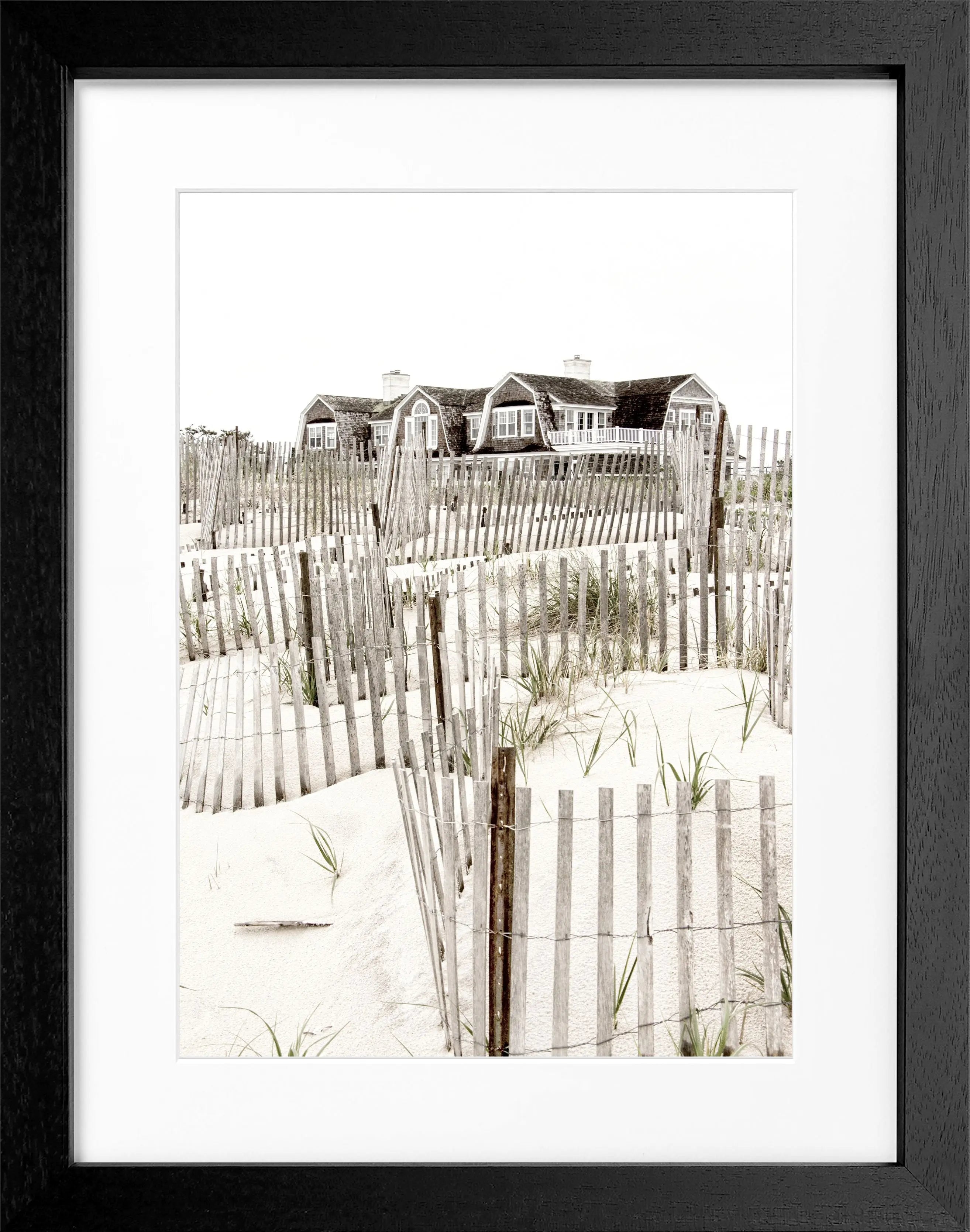 Schwarz-weiß Poster mit Rahmen von Cosman-Photocollection, Hamptons Long Island 'Beach House', 25x31 cm, modernes Wandbild