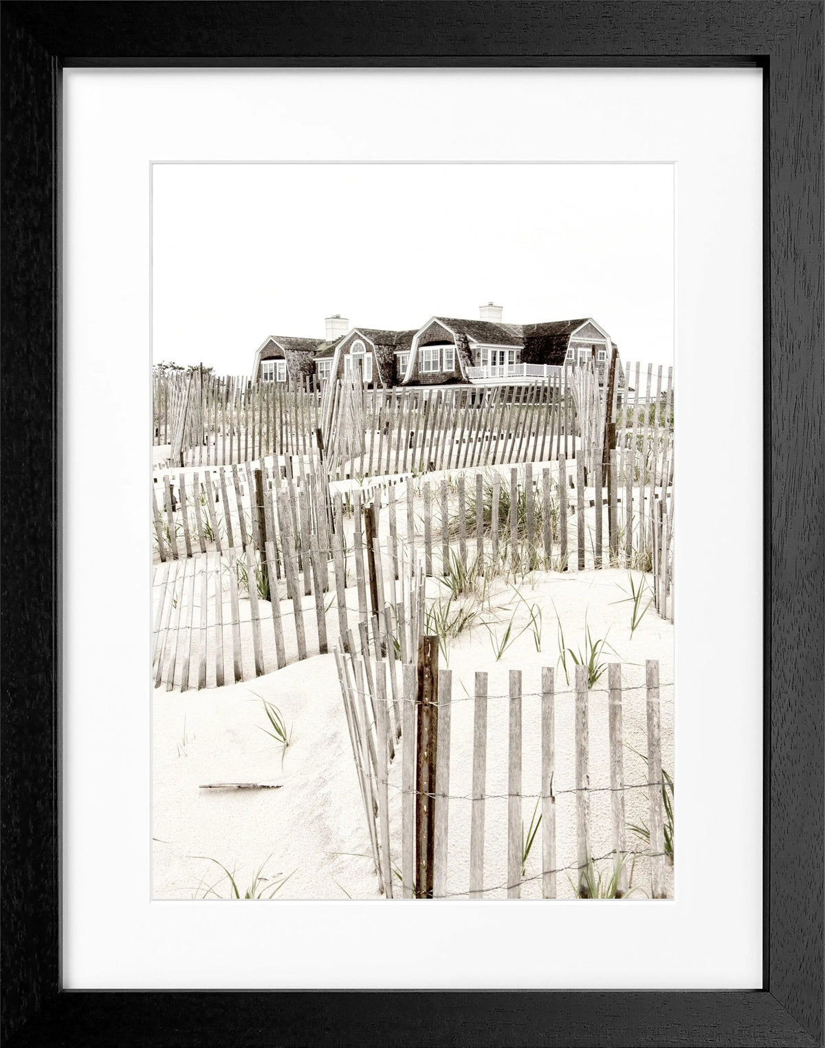 Schwarz-weiß Poster mit Rahmen von Cosman-Photocollection, Hamptons Long Island Beach House Motiv, 25x31cm
