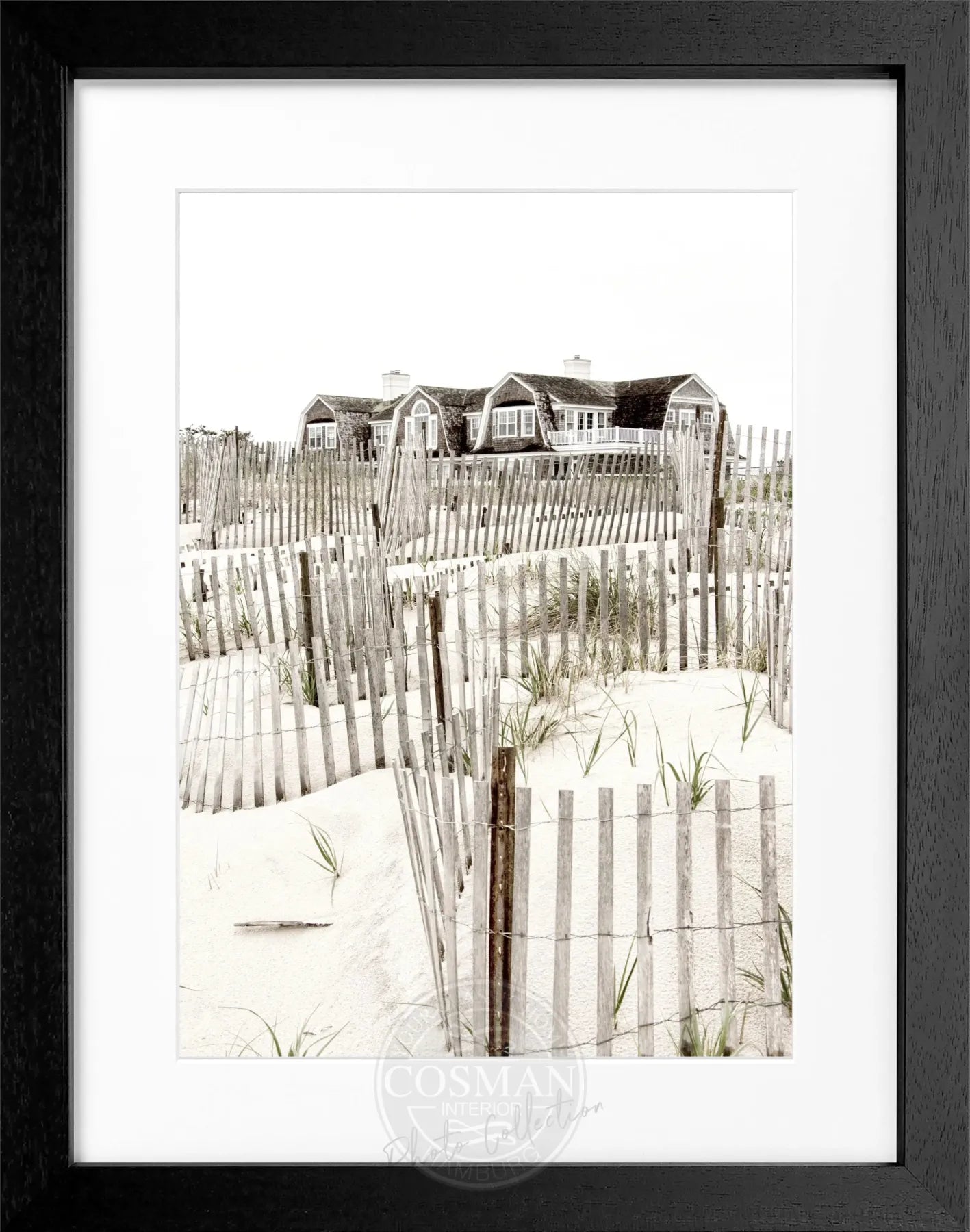 Schwarz-weiß Poster mit Rahmen von Cosman-Photocollection, Hamptons Long Island Beach House Motiv, 25x31cm