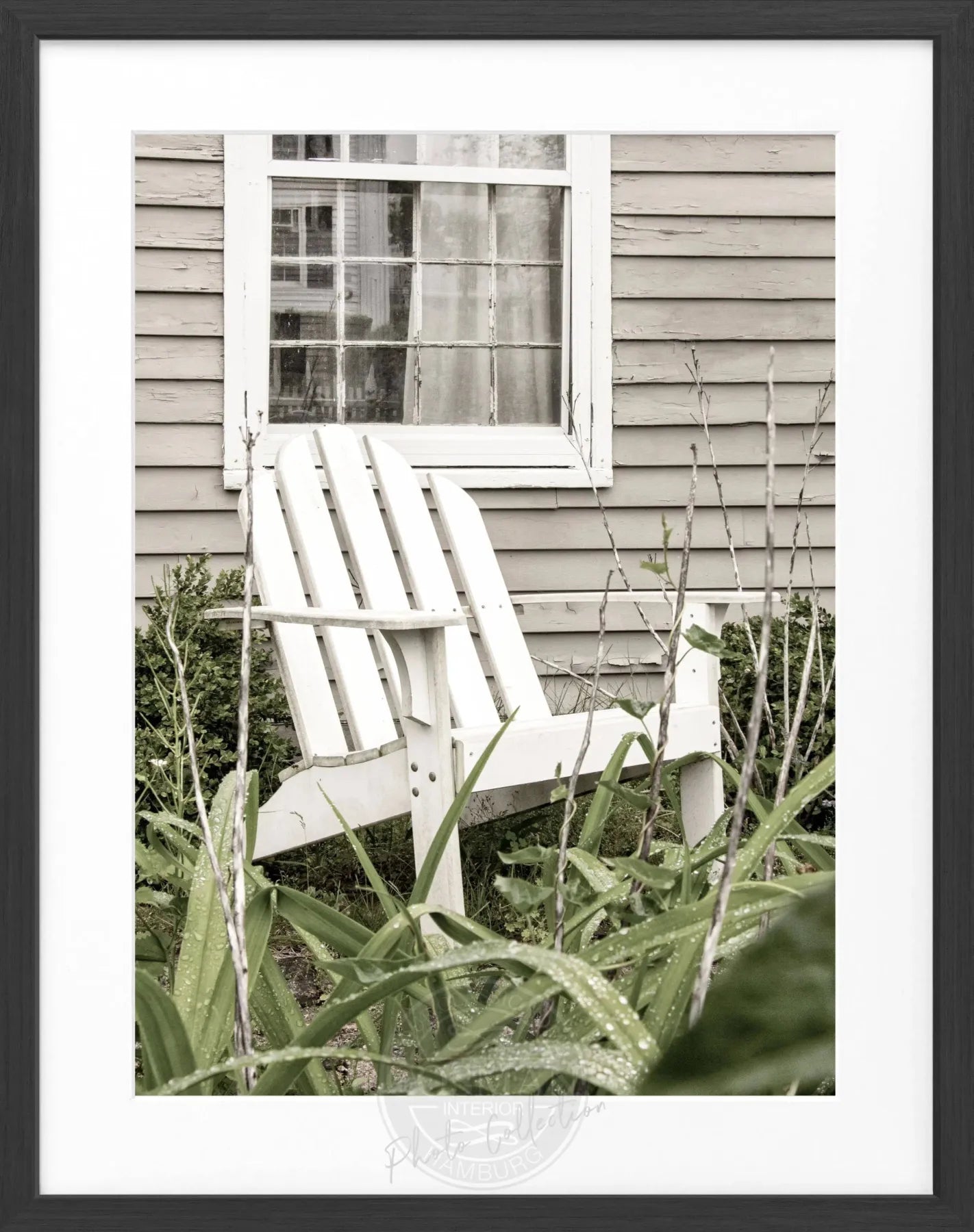 Schwarz-weiß Poster mit Rahmen, Hamptons Long Island Deckchair Motiv, von Cosman-Photocollection, 25x31 cm