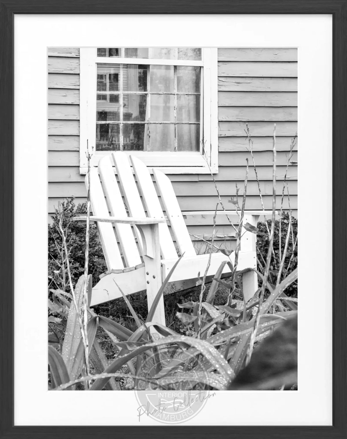 Schwarz-weiß Poster mit Rahmen, Hamptons Long Island Motiv mit Deckchair, von Cosman-Photocollection, 25x31 cm