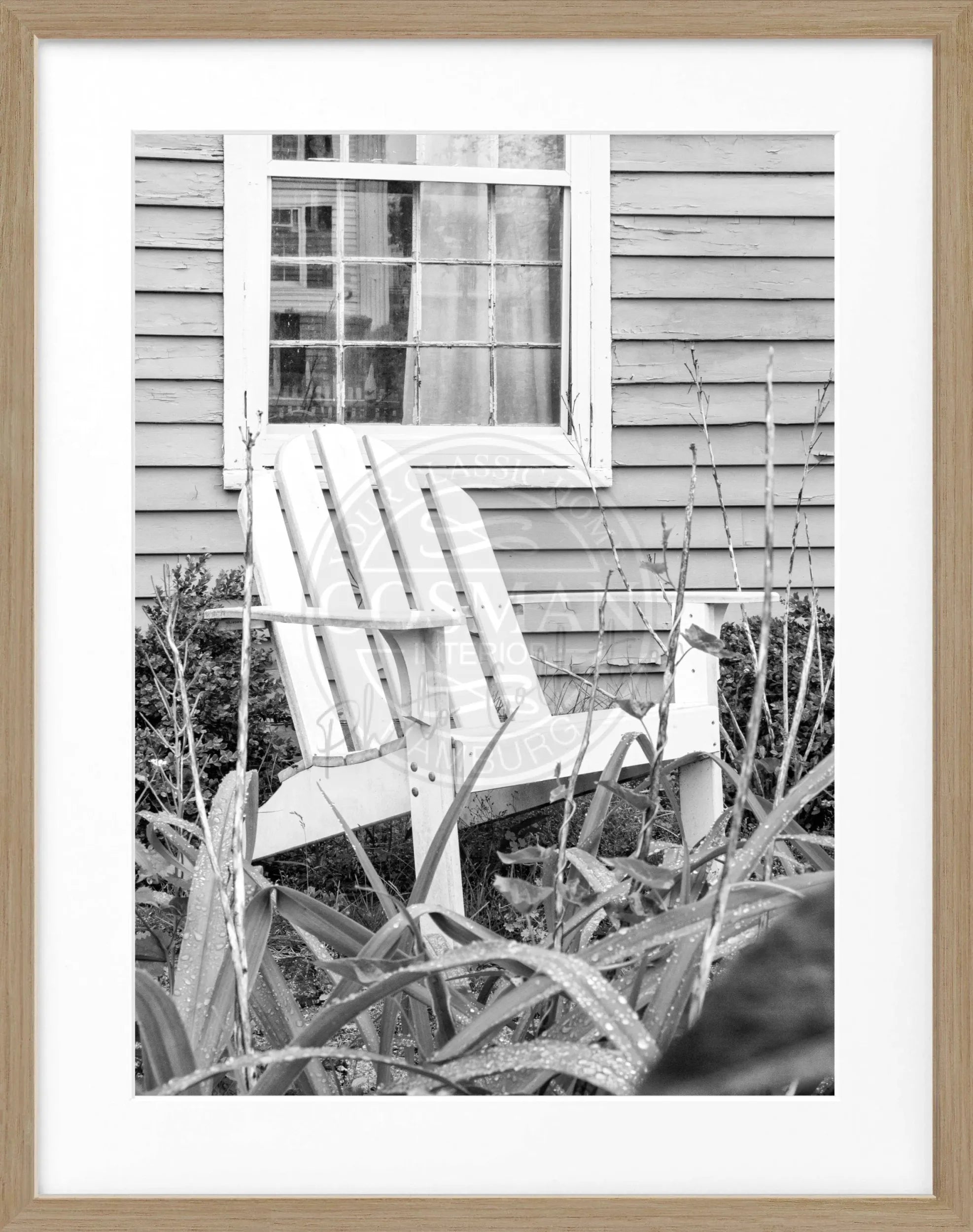 Schwarz-weiß Poster mit Rahmen, Hamptons Long Island Deckchair, von Cosman-Photocollection, 25x31 cm, dekoratives Wandbild