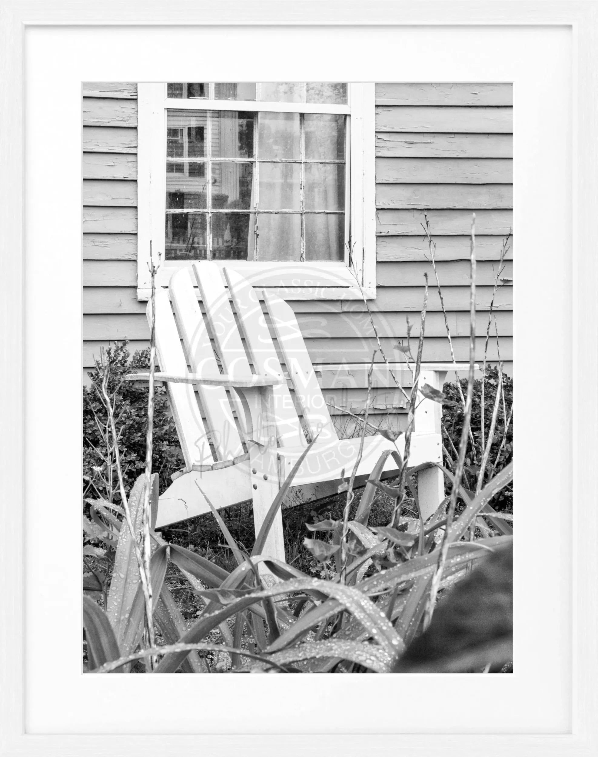 Schwarz-weiß Poster mit Rahmen, Hamptons Long Island Deckchair Motiv, von Cosman-Photocollection, 25x31cm