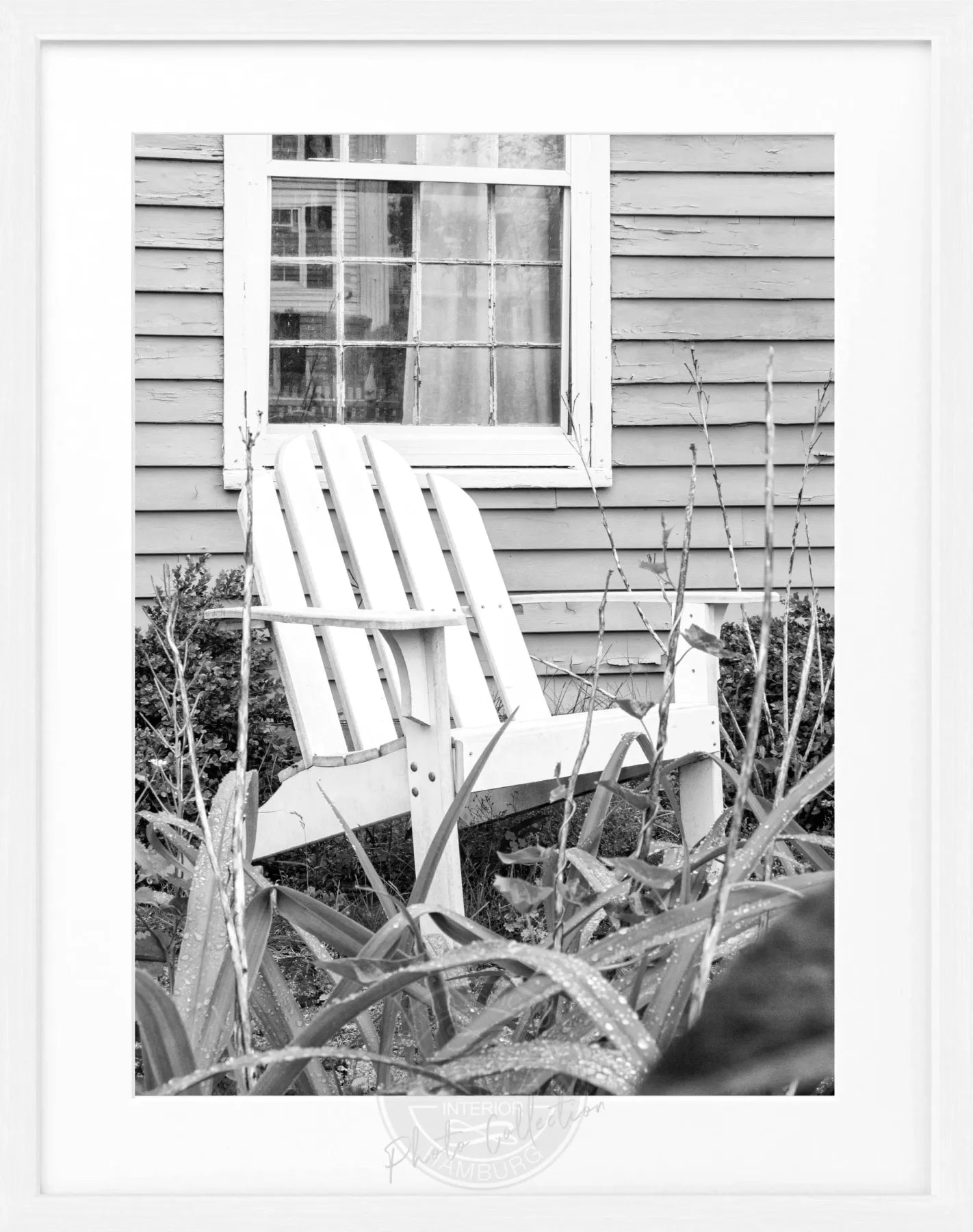 Schwarz-weiß Poster mit Rahmen, Hamptons Long Island Deckchair Motiv, von Cosman-Photocollection, 25x31cm