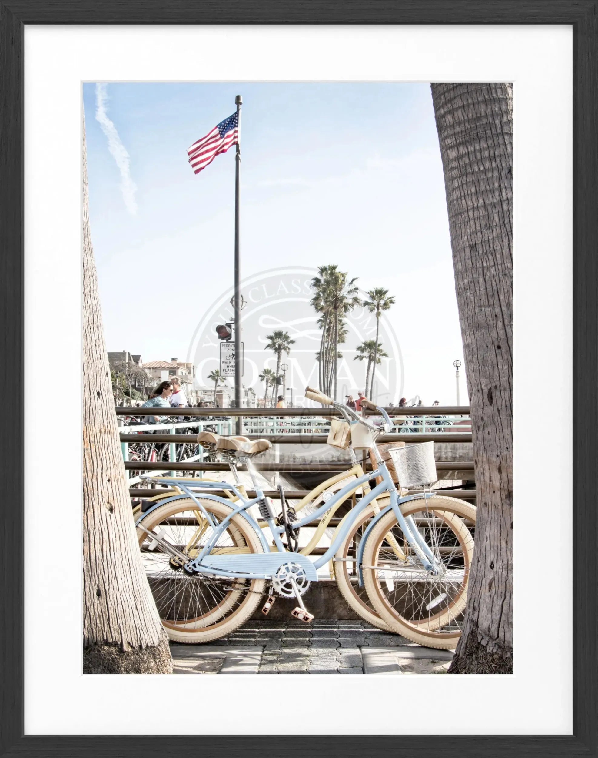 Schwarz-weiß Poster mit Rahmen von Cosman-Photocollection, Kalifornien, Beach Bike Motiv, 25x31cm, dekoratives Wandbild