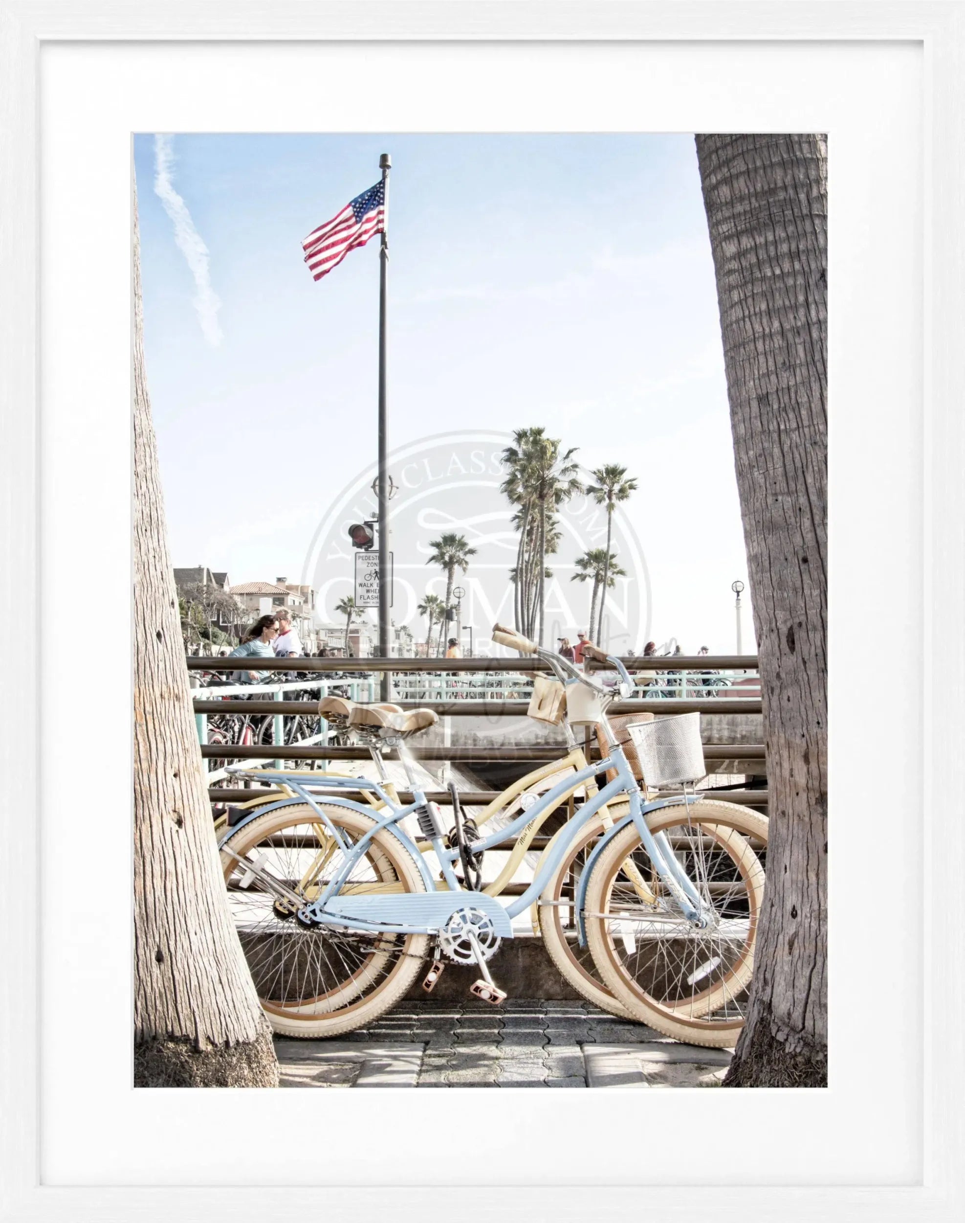 Schwarz-weißes Poster mit Rahmen, Kalifornien ’Beach Bike’ Motiv, 25x31cm, von Cosman-Photocollection.