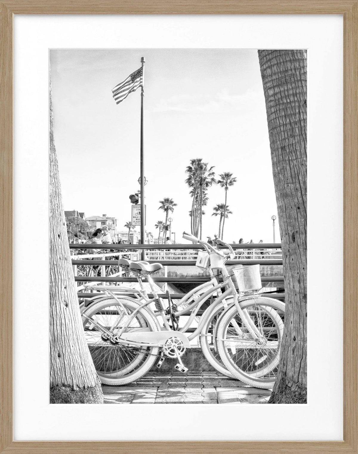 Schwarz-weiß Poster mit Rahmen, Kalifornien Beach Bike Motiv, 25cm x 31cm, von Cosman-Photocollection