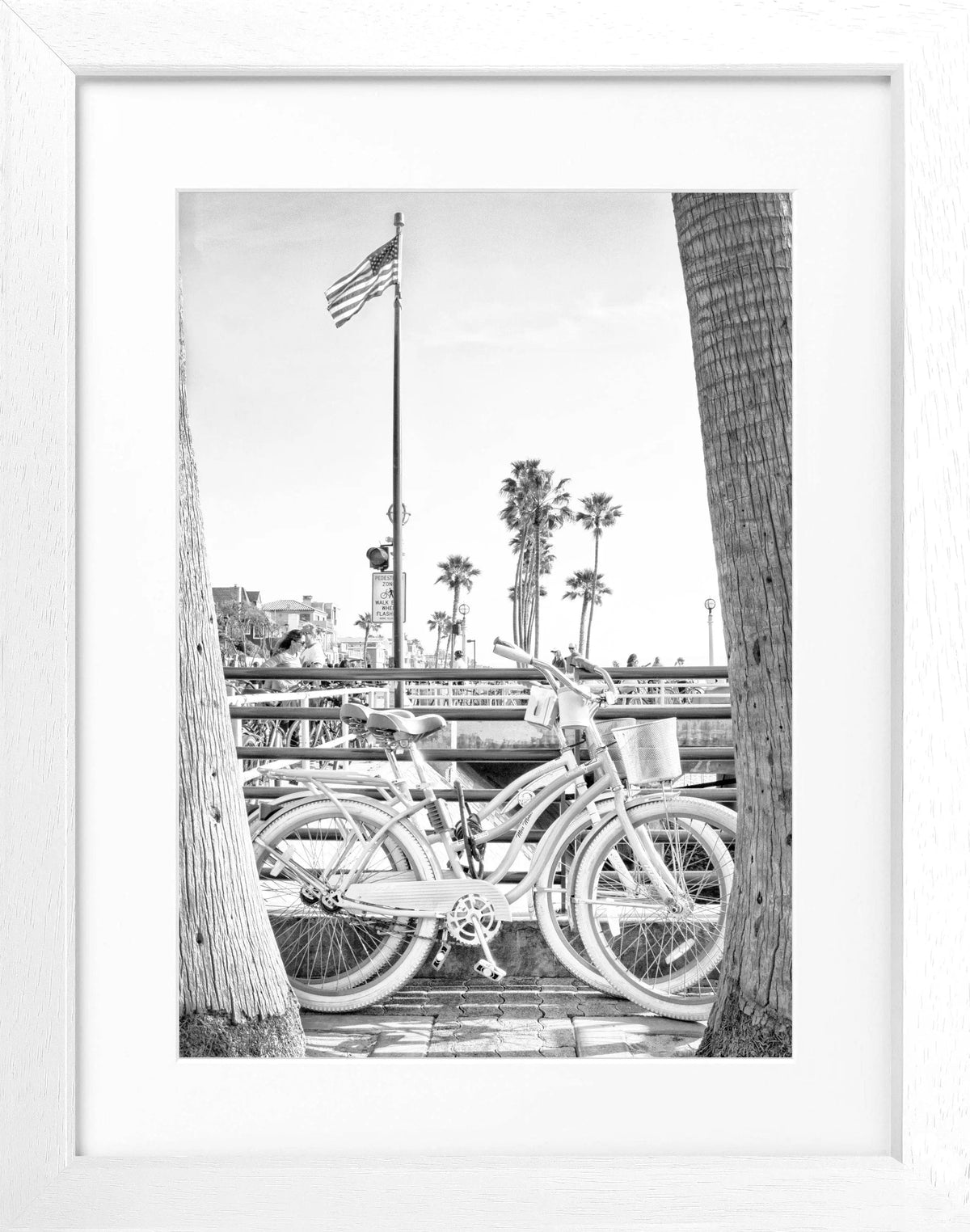 Schwarz-weiß Poster mit Rahmen, Kalifornien Beach Bike Motiv, 25x31cm, von Cosman-Photocollection