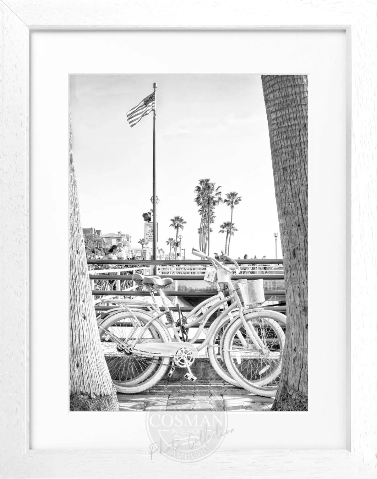 Schwarz-weiß Poster mit Rahmen, Kalifornien Beach Bike Motiv, 25x31cm, von Cosman-Photocollection
