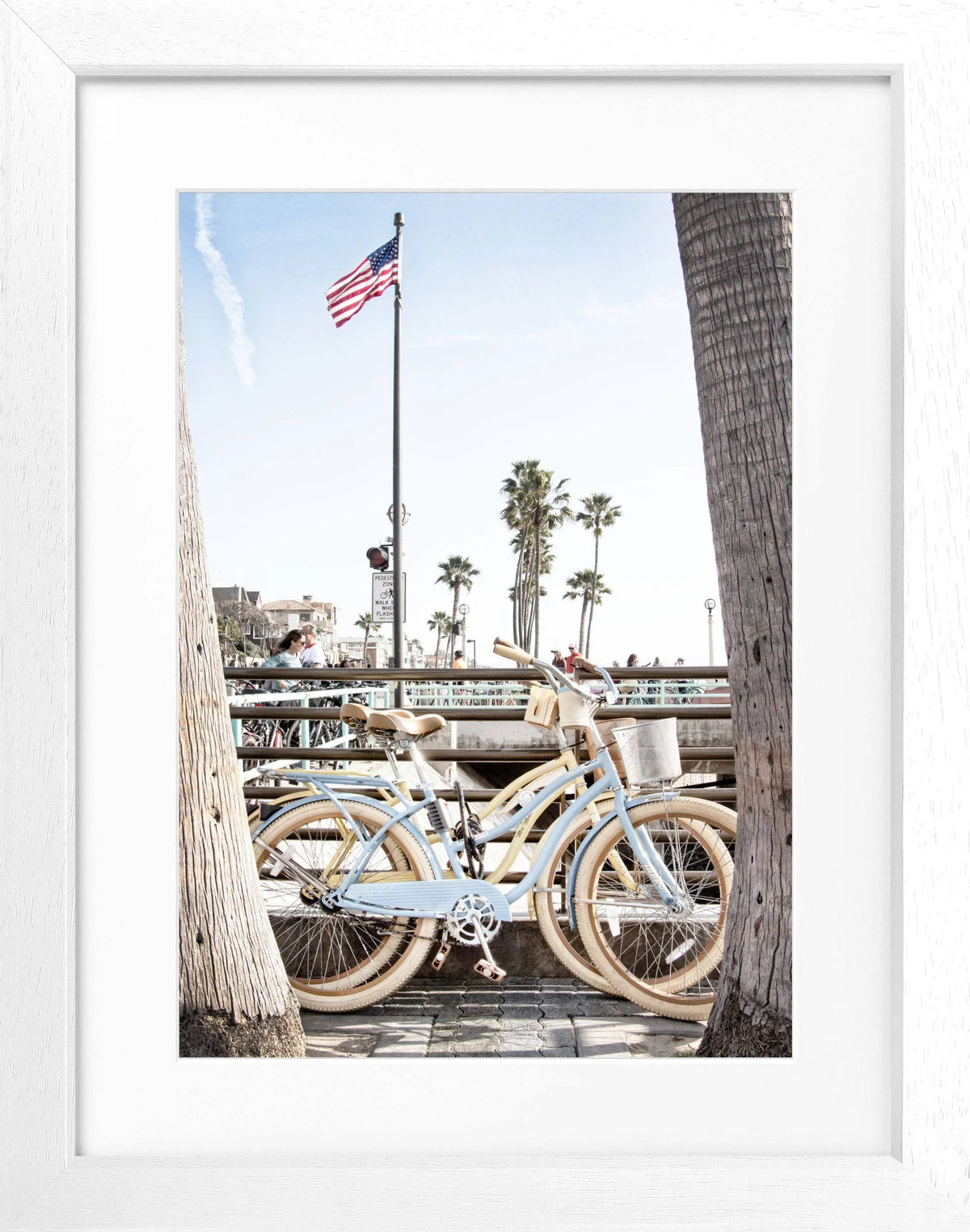 Schwarz-weiß Poster mit Rahmen, Kalifornien Beach Bike-Motiv, 25x31cm, von Cosman-Photocollection.