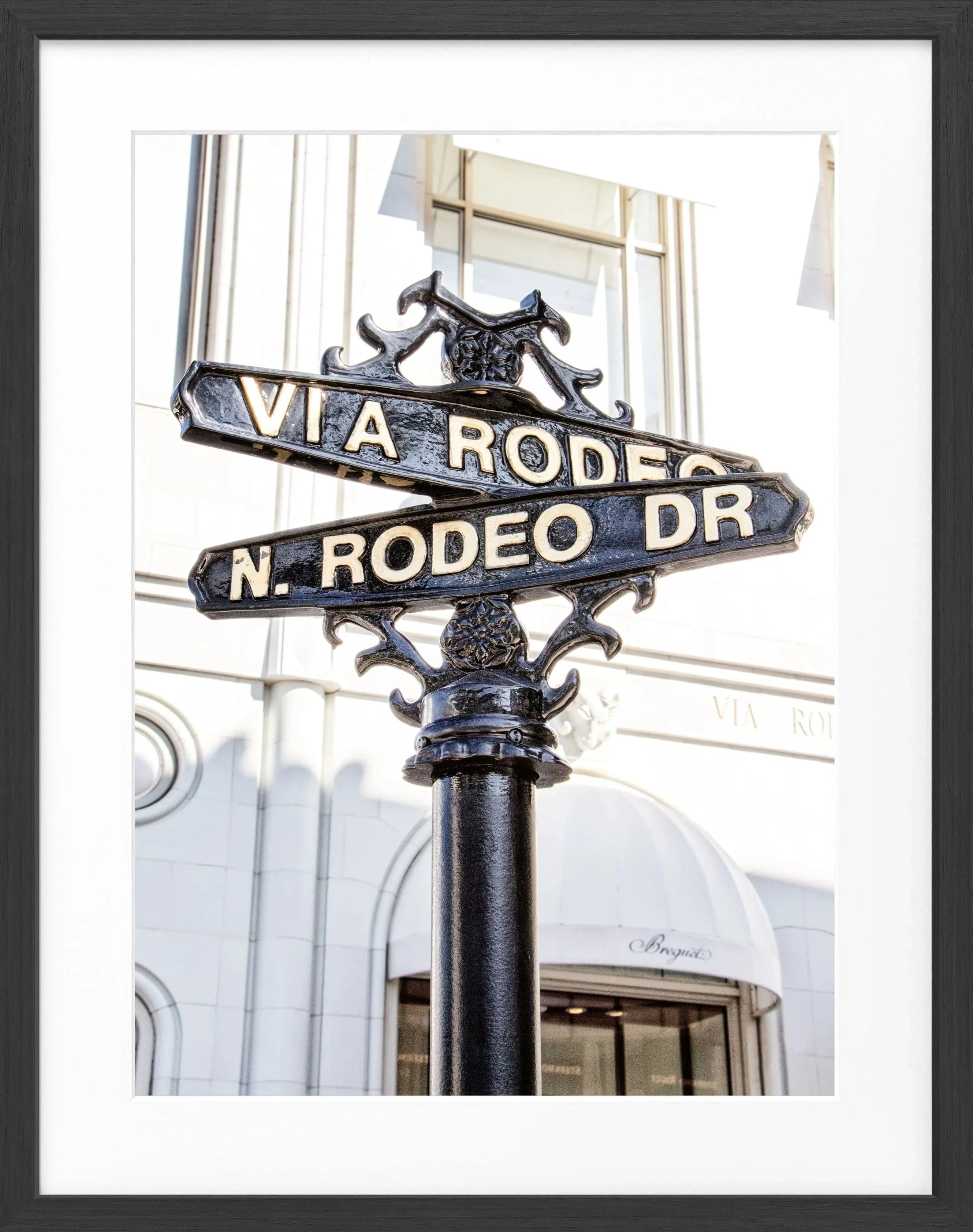 Schwarz-weiß Poster mit Rahmen von Beverly Hills Rodeo Drive, Kalifornien, von Cosman-Photocollection, 25x31 cm