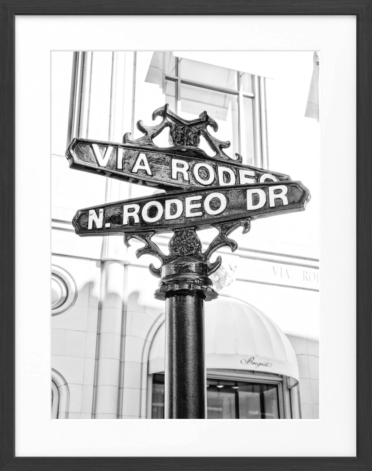 Schwarz-weiß Poster mit Rahmen von Beverly Hills Rodeo Drive in Kalifornien, von Cosman-Photocollection, 25x31 cm.
