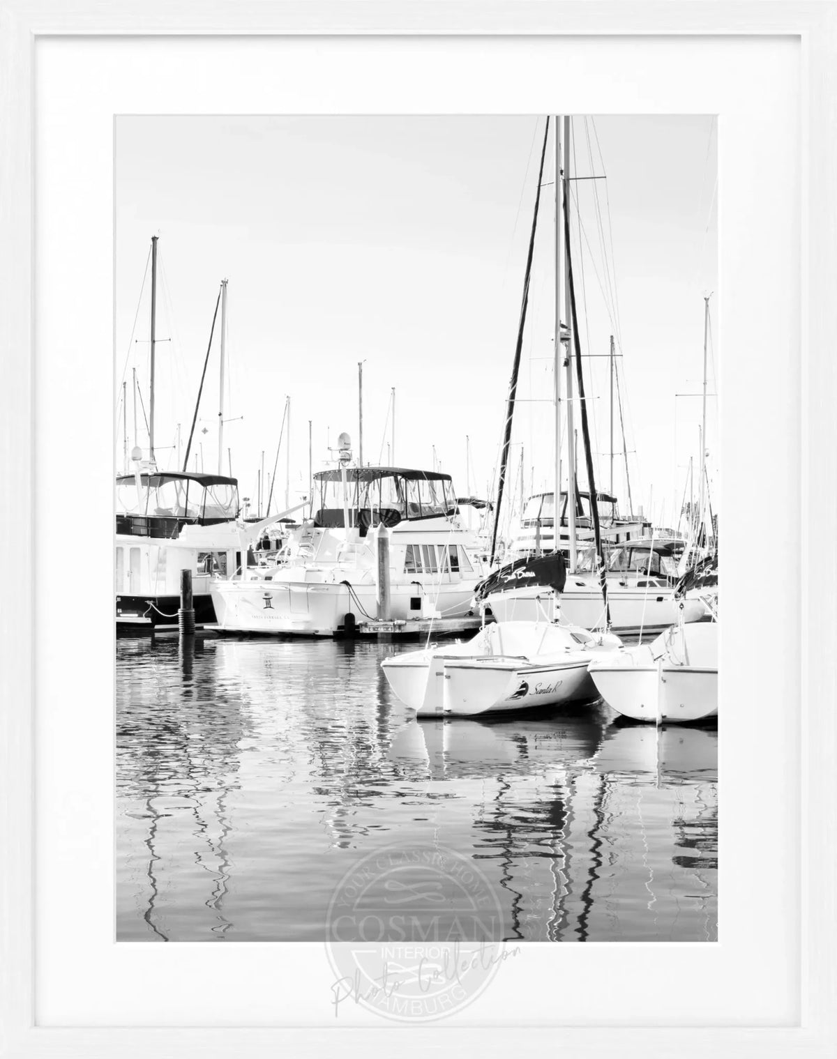 Schwarz-weiß Poster mit Rahmen von Kalifornien ’Boat’, 25x31cm, von Cosman-Photocollection, zeigt ein Boot im Meer.
