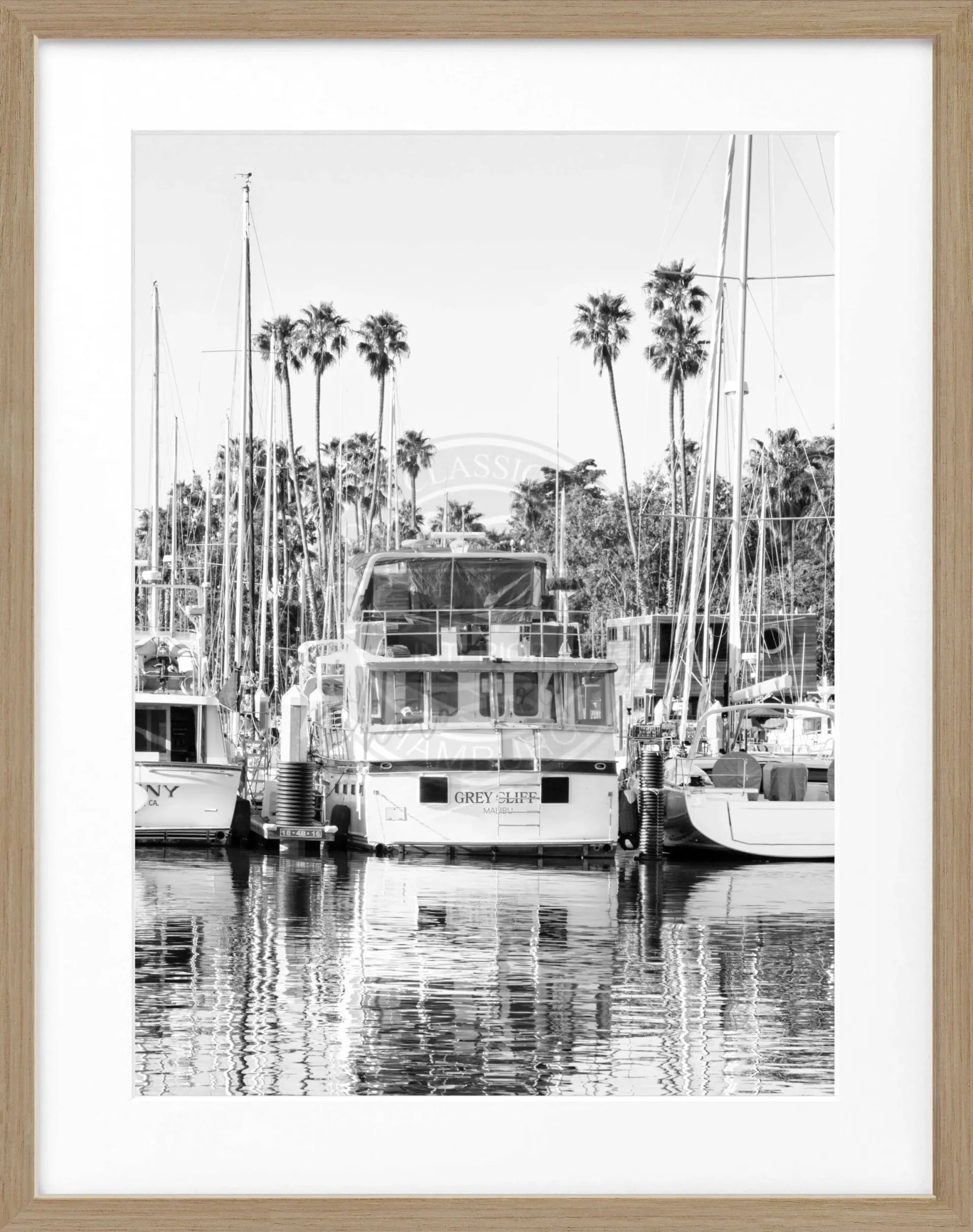 Schwarz-weiß Poster mit Rahmen, Kalifornien ’Boat’ K33 von Cosman-Photocollection, Motiv im Format 25x31 cm, maritime Stimmung