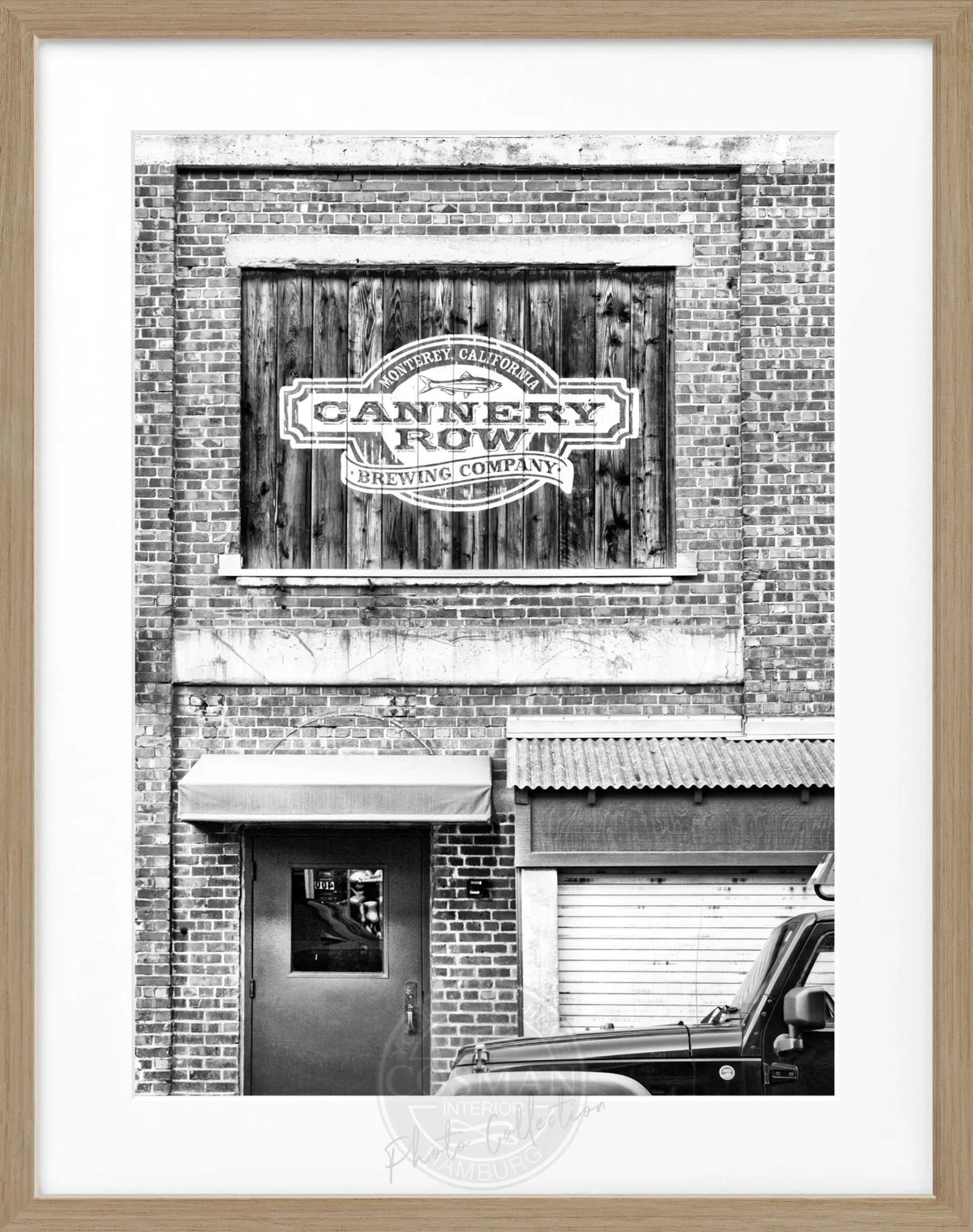 Schwarz-weiß Poster mit Rahmen von Cosman-Photocollection, Kalifornien Cannery Row in Monterey, 25x31cm, Kunstfotografie