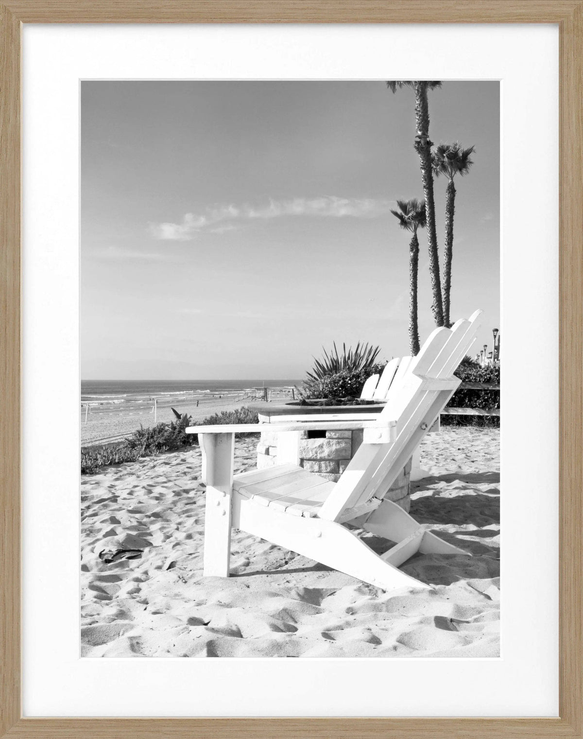 Schwarz-weiß Poster des Kalifornien-Deckchairs mit Rahmen, von Cosman-Photocollection, Motiv in 25x31cm.